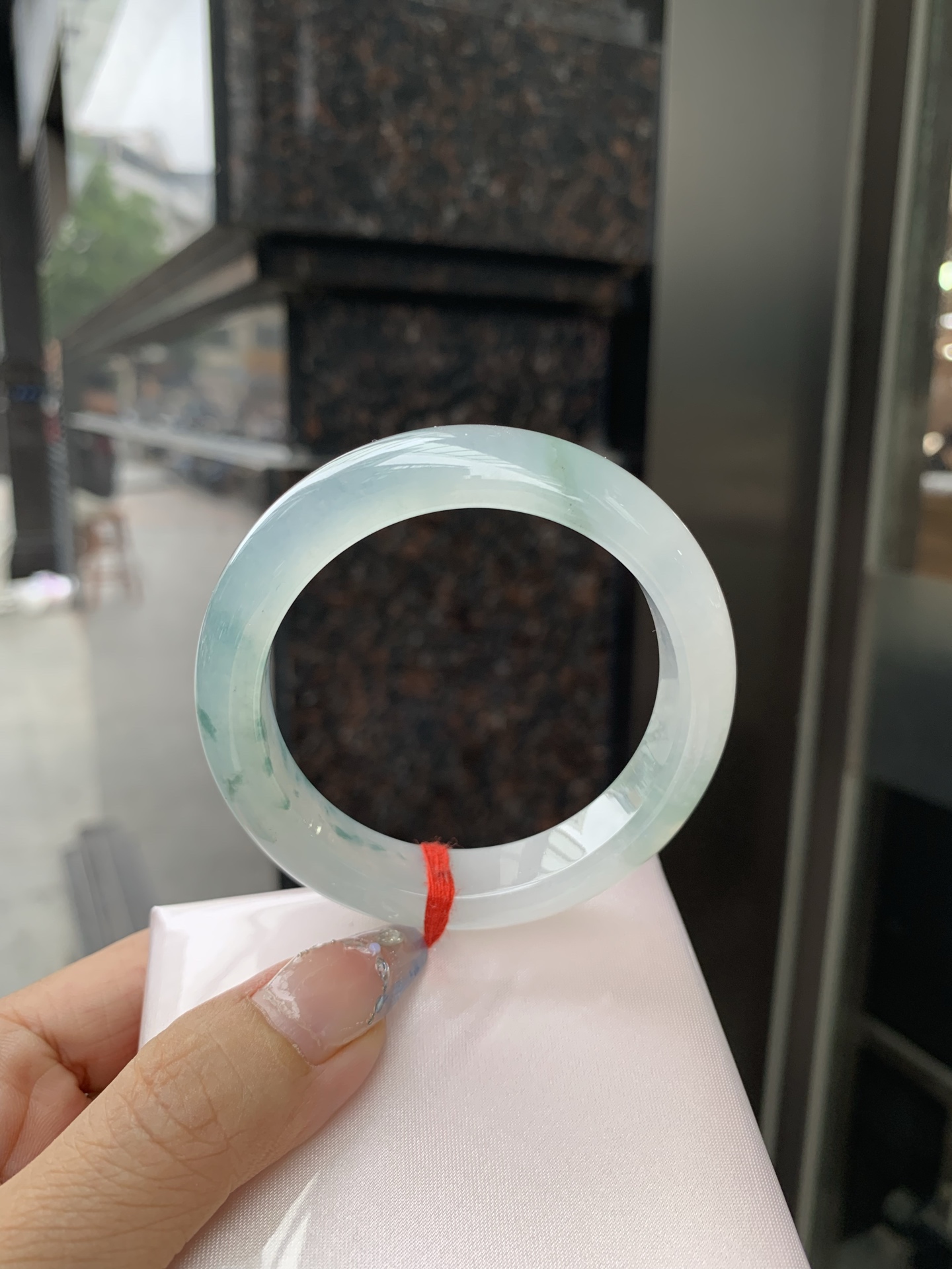 飘花正圈 52.5-8.4-11.7 0509-N667 无裂，底妆冰透起光，蓝花灵动飘逸，勾勒出一幅唯美诗意的山水意境画，古典优雅又秀气