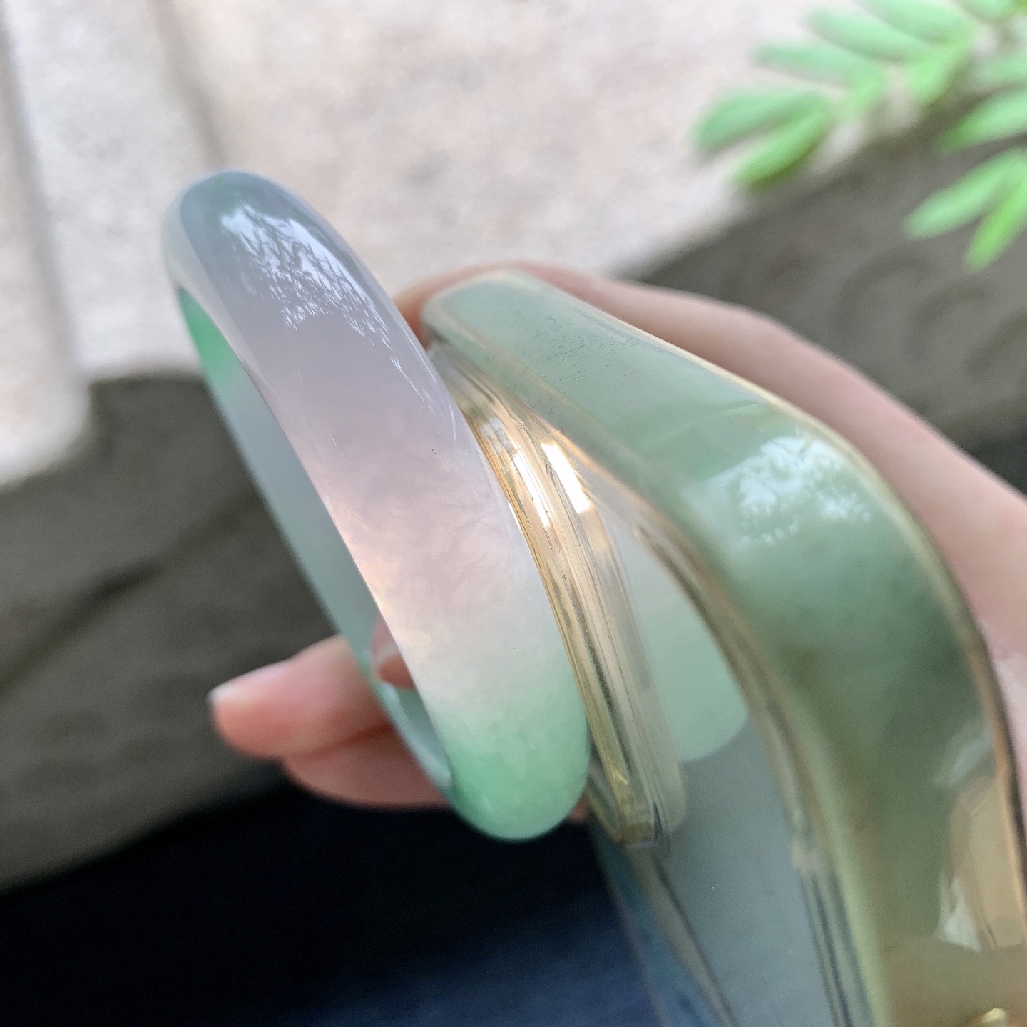 正圈53 54 圈口54.1/12.4/9 编码MN051020 描述糯冰飘阳绿，水润，种老，细腻，打灯有絮线