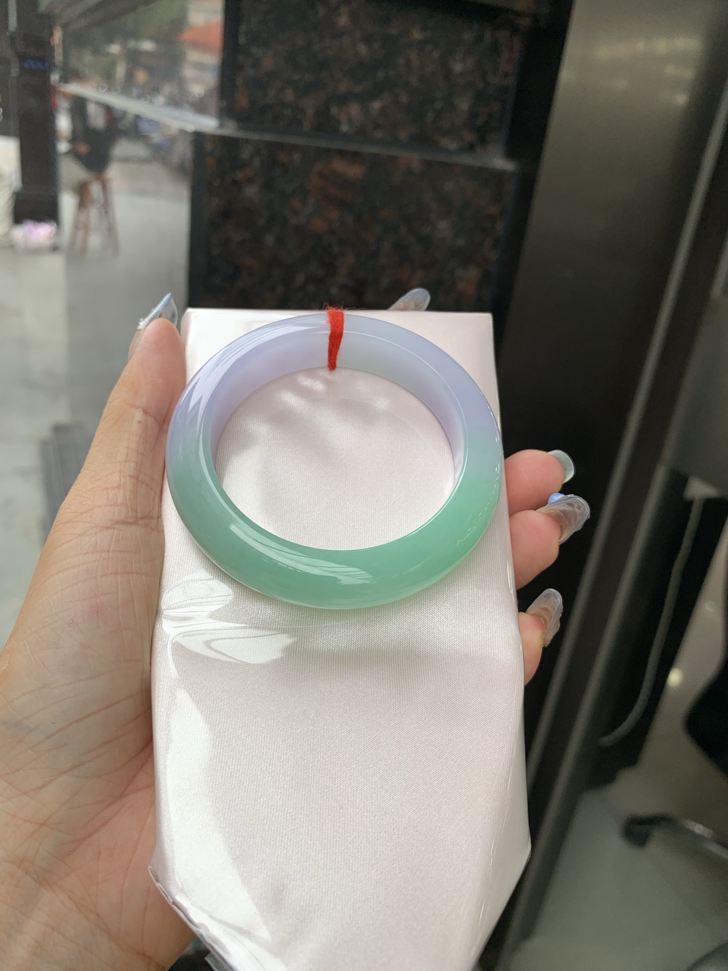 春彩半山水正圈 53.5-9.3-12.5 0509-N674 打灯有纹，底妆细腻，半山半水果绿与紫罗兰相互映衬，相得益彰，大气高雅