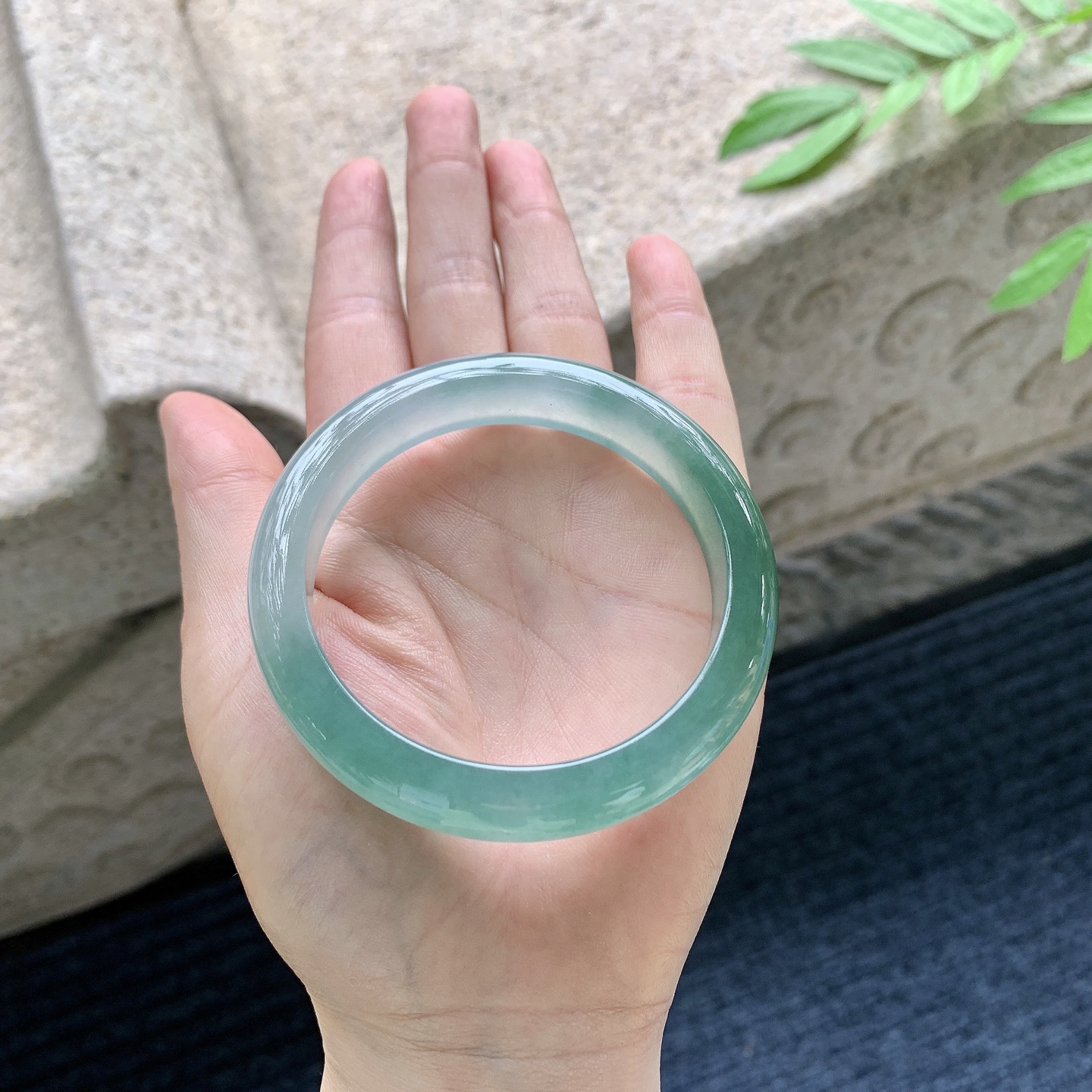 正圈55 56 圈口56.6/12/8 编码GL051029 冰糯油绿，水润，种老，细腻，无裂