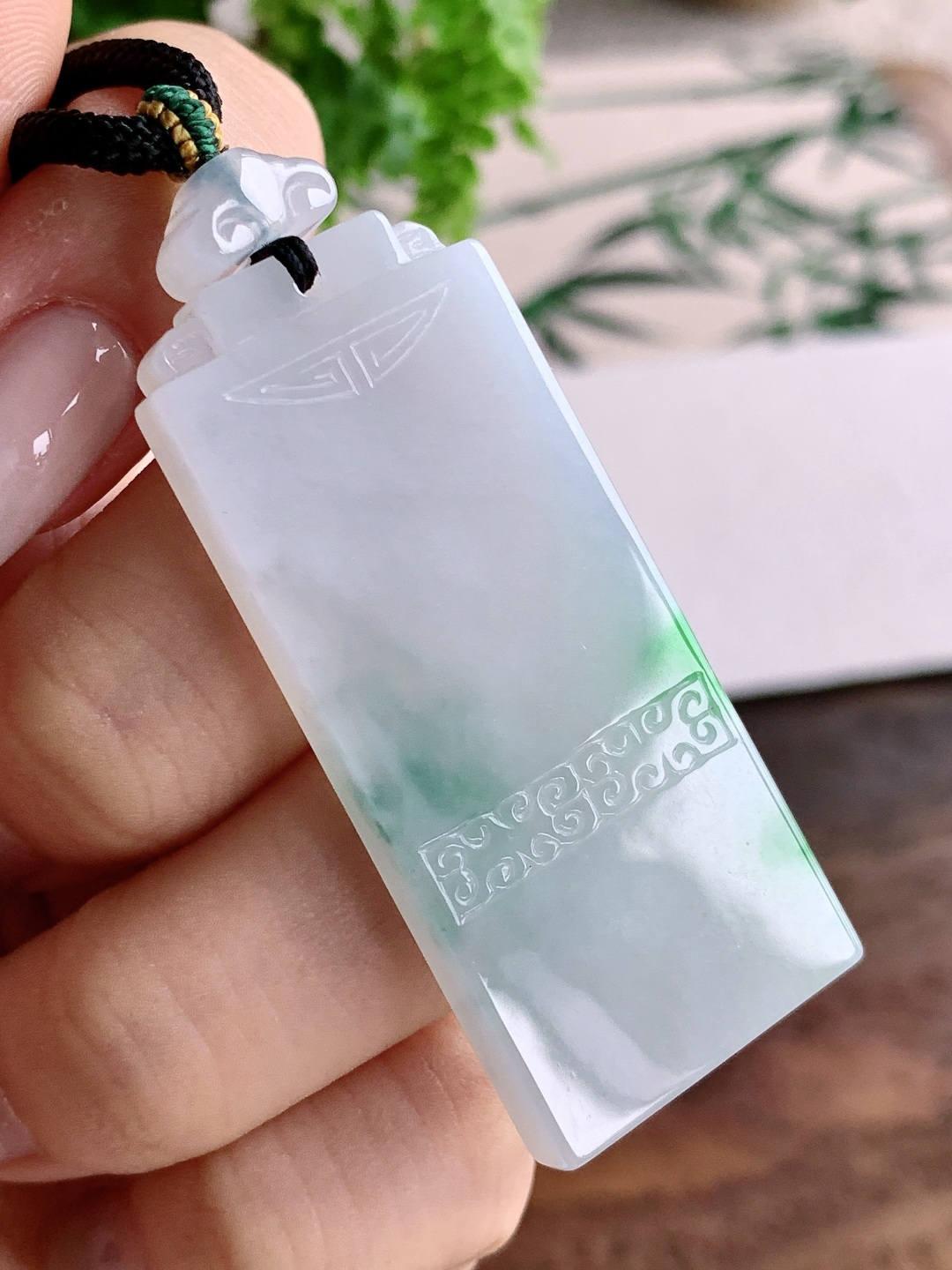 ️冰飘绿花仿古牌大无事牌吊坠 说明 性比高 冰飘花 尺寸 50.6-22.2-5 重量 21克 不议