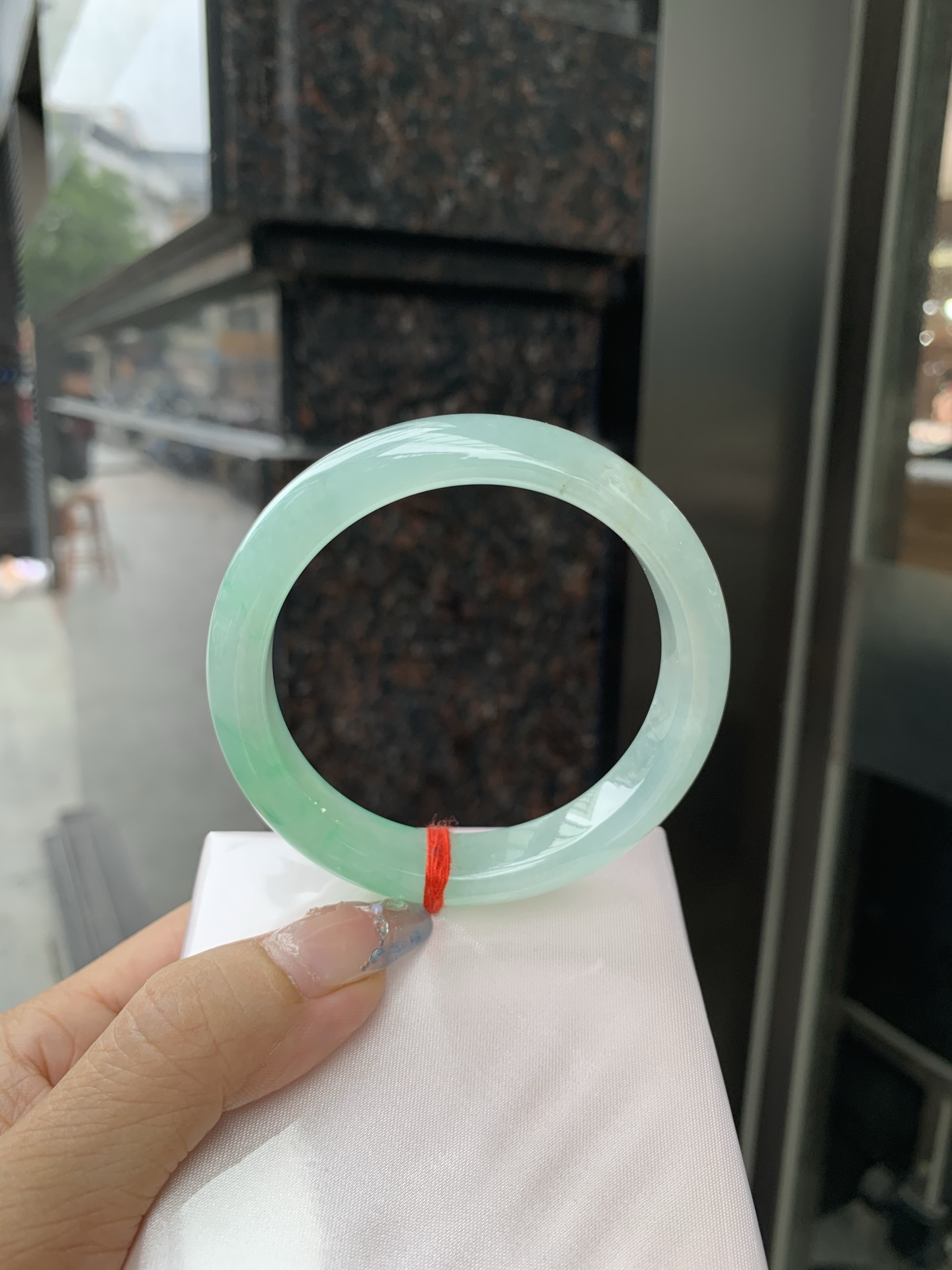 冰飘绿正圈 0509-N662 无裂，底妆冰润清透，一节金丝绿花，鲜艳得像新冒头的嫩芽，灵动清新，即柔和又充满生机