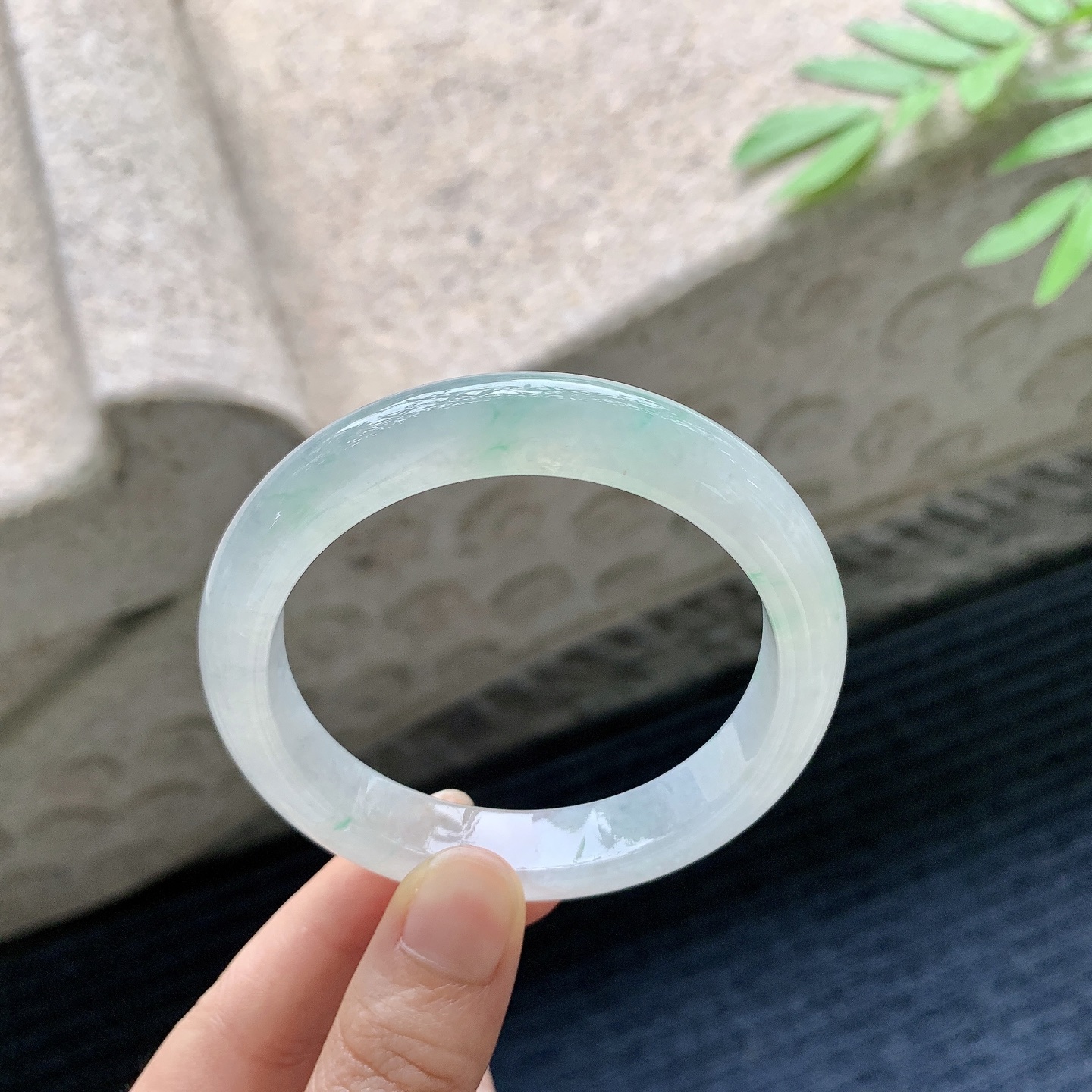 正圈55 56 圈口56/11.6/8.2 编码C5051004 描述冰糯飘绿，水润，种老，细腻，打灯有絮线