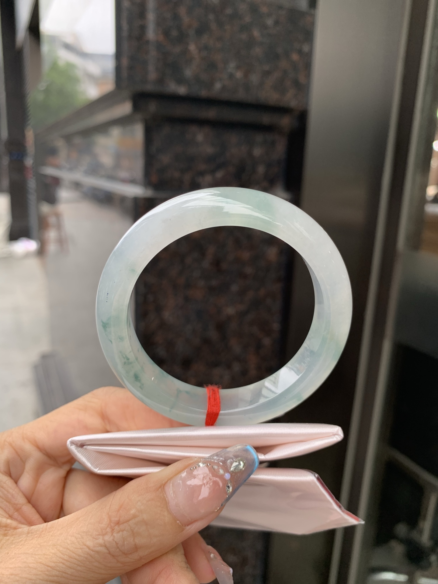 飘花正圈 52.5-8.4-11.7 0509-N667 无裂，底妆冰透起光，蓝花灵动飘逸，勾勒出一幅唯美诗意的山水意境画，古典优雅又秀气