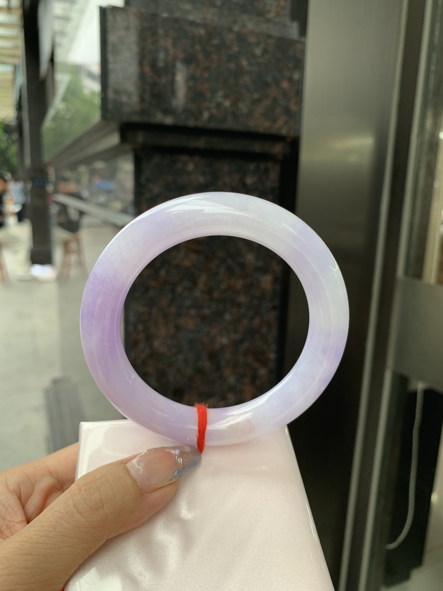 圆条 60.8-12-11.6 0509-N668 打灯细纹，底妆水润，一节圈吸睛抢眼，浪漫迷人，仙气飘飘，优雅高贵显气质，感满满，满满底色均匀不失色，不同光线不一样视觉感受