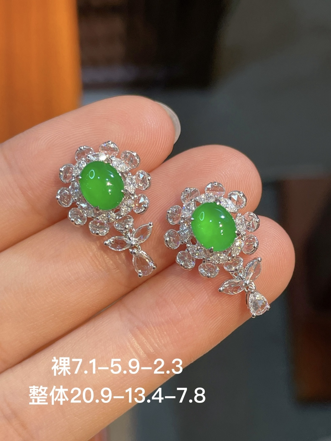 阳绿蛋面耳钉 无裂 18k金镶嵌 强烈推荐，7.1-5.9-2.3 20.9-13.4-7.8