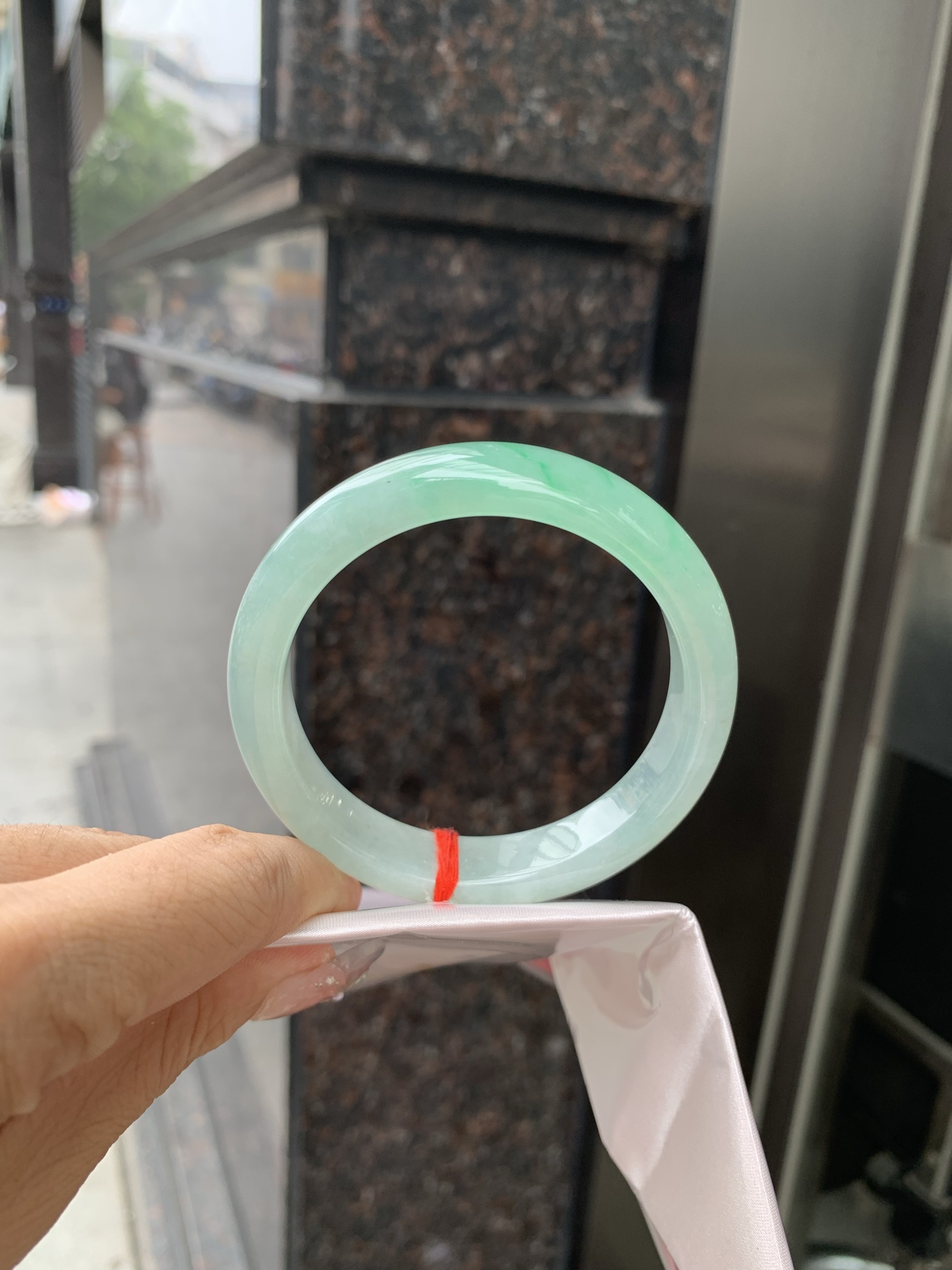 冰飘绿正圈 0509-N662 无裂，底妆冰润清透，一节金丝绿花，鲜艳得像新冒头的嫩芽，灵动清新，即柔和又充满生机