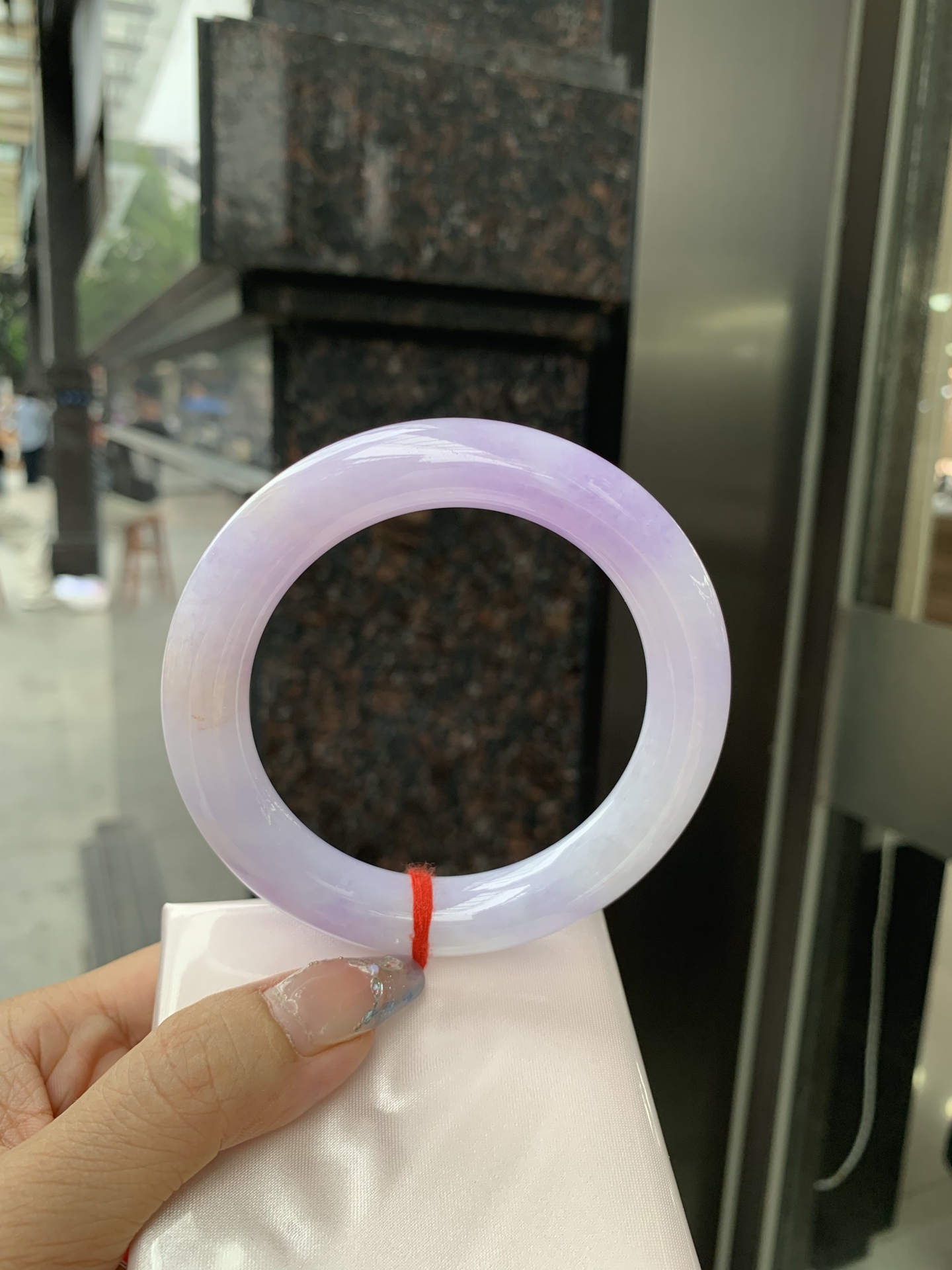 圆条 60.8-12-11.6 0509-N668 打灯细纹，底妆水润，一节圈吸睛抢眼，浪漫迷人，仙气飘飘，优雅高贵显气质，感满满，满满底色均匀不失色，不同光线不一样视觉感受
