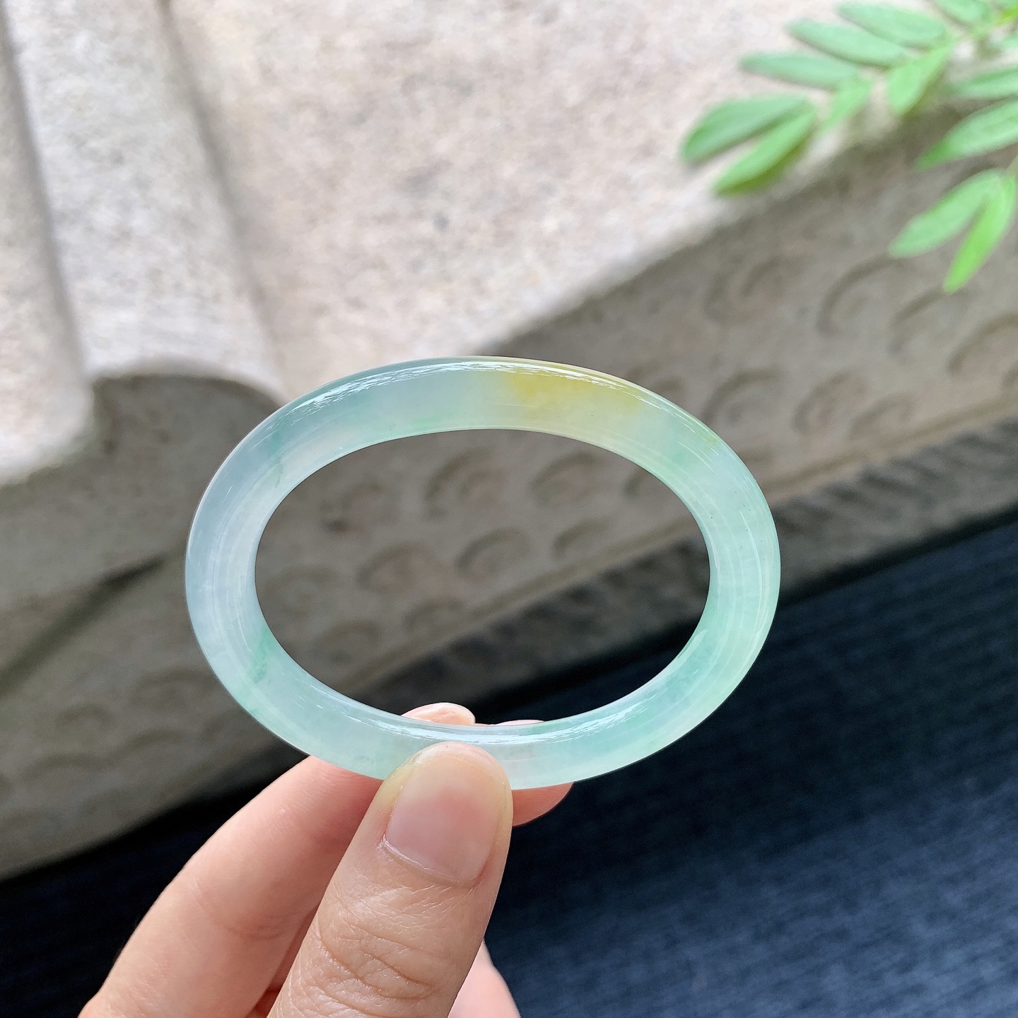 贵妃50 51 圈口51.3/40.5/7.4/7 编码MN051021 描述冰糯黄加绿，水润，种老，细腻，无裂