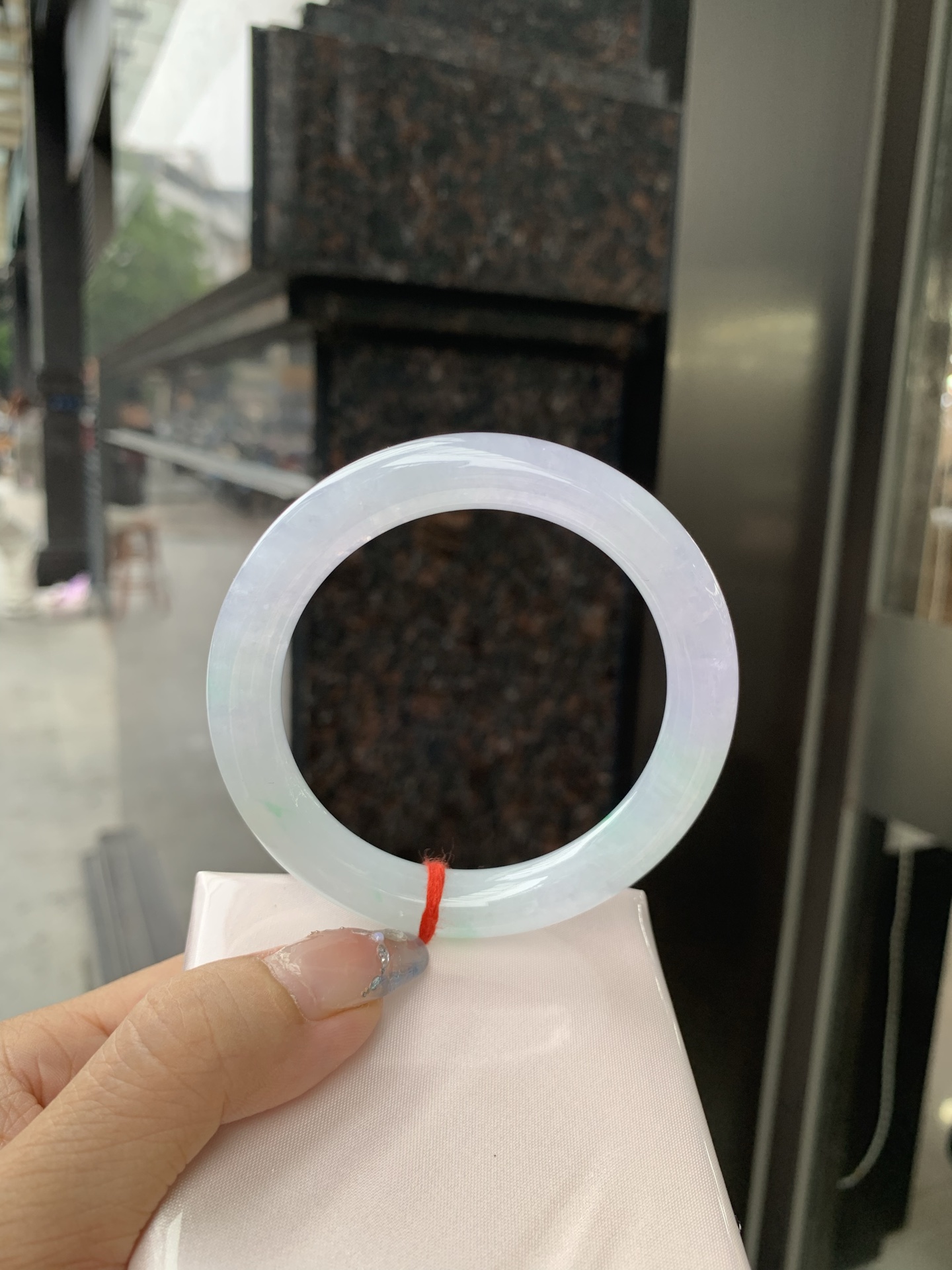 冰淡春彩圆条 0509-N648 打灯冰晶结构，细纹，底妆水润，淡淡粉底色和晴绿底搭配，如春天的繁华。在岁月的长河流转中绽放着独特的魅力，气质温婉而迷人。