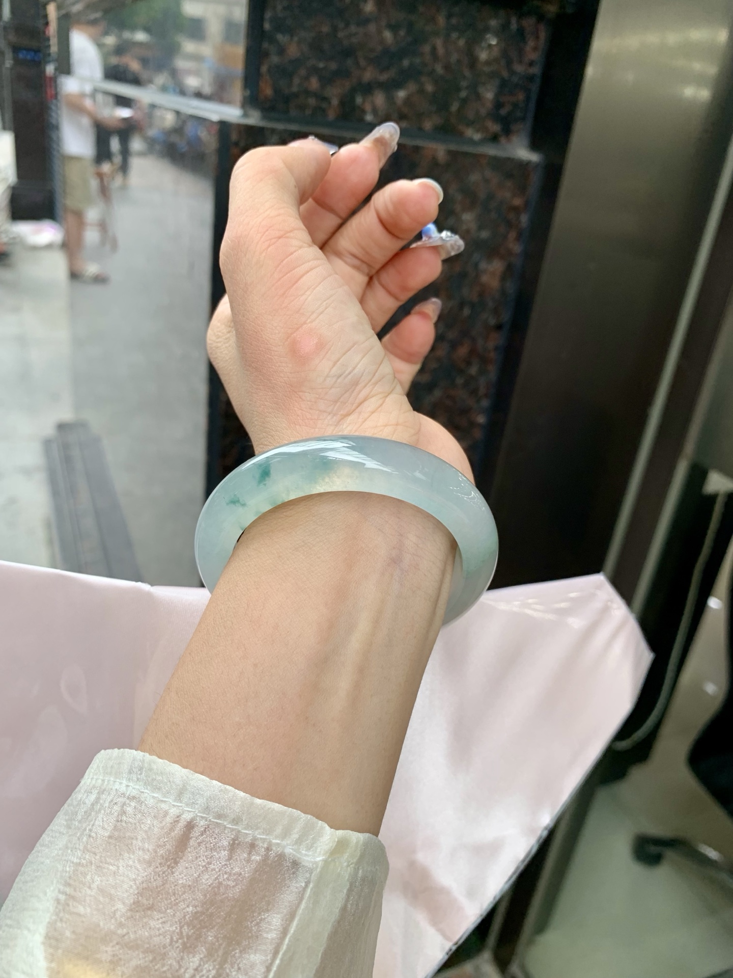 飘花正圈 52.5-8.4-11.7 0509-N667 无裂，底妆冰透起光，蓝花灵动飘逸，勾勒出一幅唯美诗意的山水意境画，古典优雅又秀气