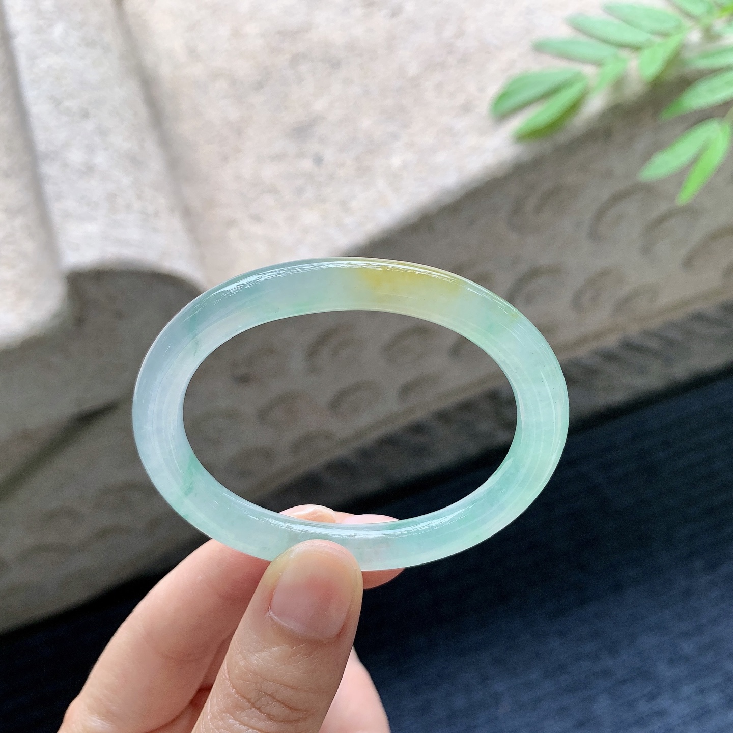 贵妃50 51 圈口51.3/40.5/7.4/7 编码MN051021 描述冰糯黄加绿，水润，种老，细腻，无裂