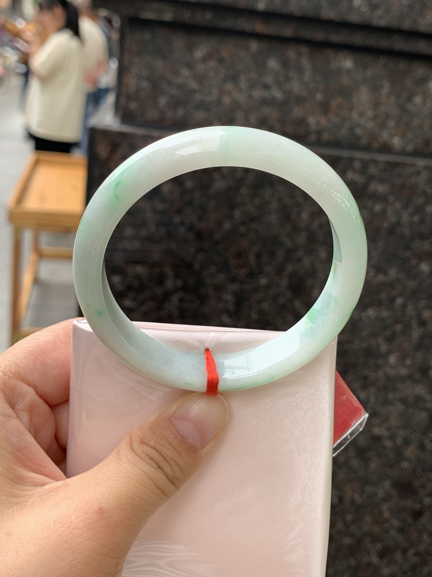 飘花正圈 59-12.5-7.4 0509-N471 打灯细纹，底妆水润细腻，几抹蓝花灵动飘逸，意境感十足，古典优雅又秀气