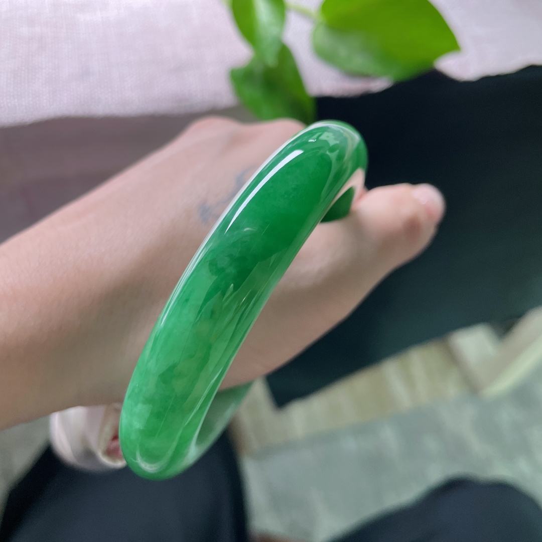 绿底正圈，大圈口，通体凝翠，绿意盎然，腕间一抹春色，自带人间贵气。有纹，ss52905a