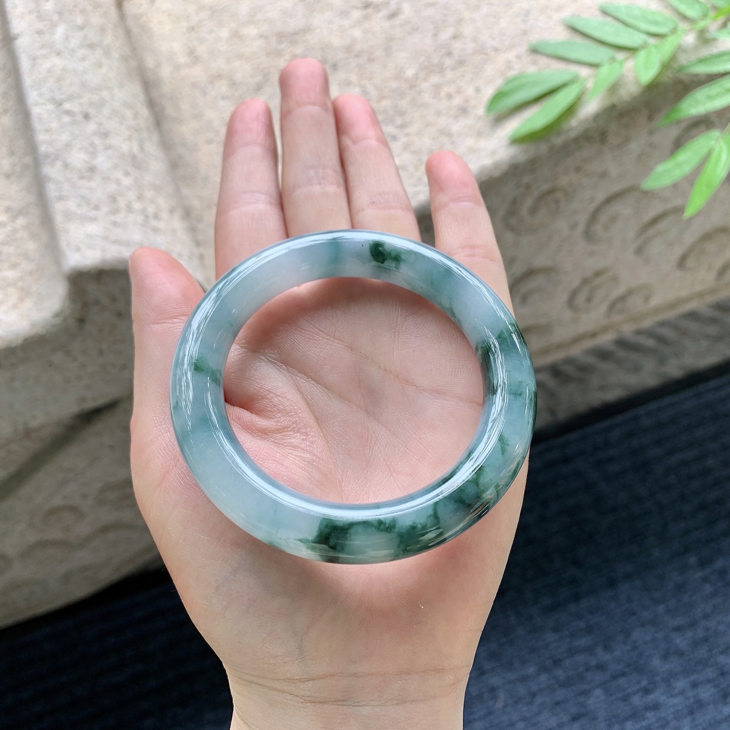 圆条53 54 圈口54.3/10.6/10.8 编码A1051019 细糯飘花，水润，种老，细腻，无裂