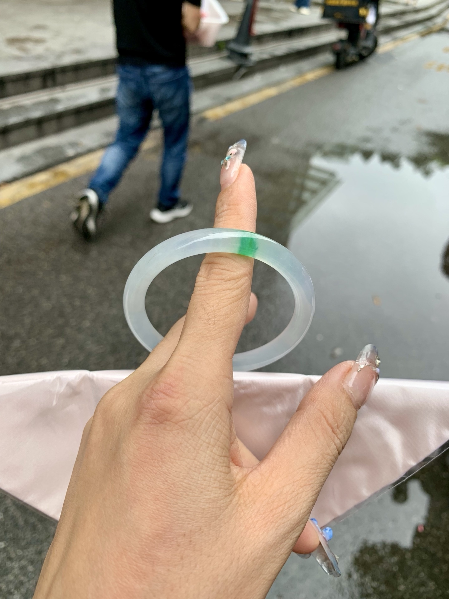 冰飘绿美人条 51.5-7-7.1 0509-75766 无裂，底妆冰透起光，清爽的底子飘两抹绿花，鲜活而灵动，犹如新冒的嫩芽，艳丽惹人