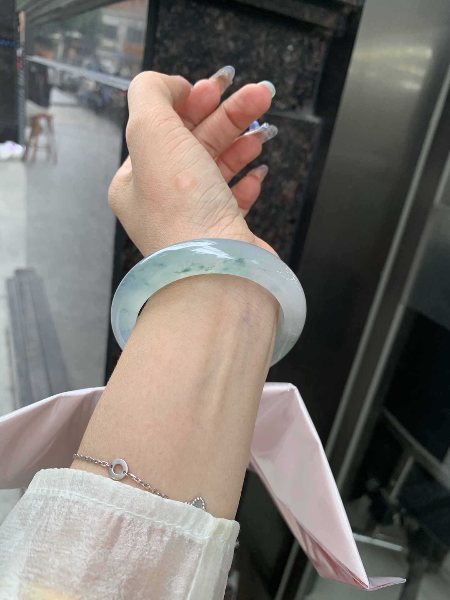 飘花正圈 52.5-8.4-11.7 0509-N667 无裂，底妆冰透起光，蓝花灵动飘逸，勾勒出一幅唯美诗意的山水意境画，古典优雅又秀气