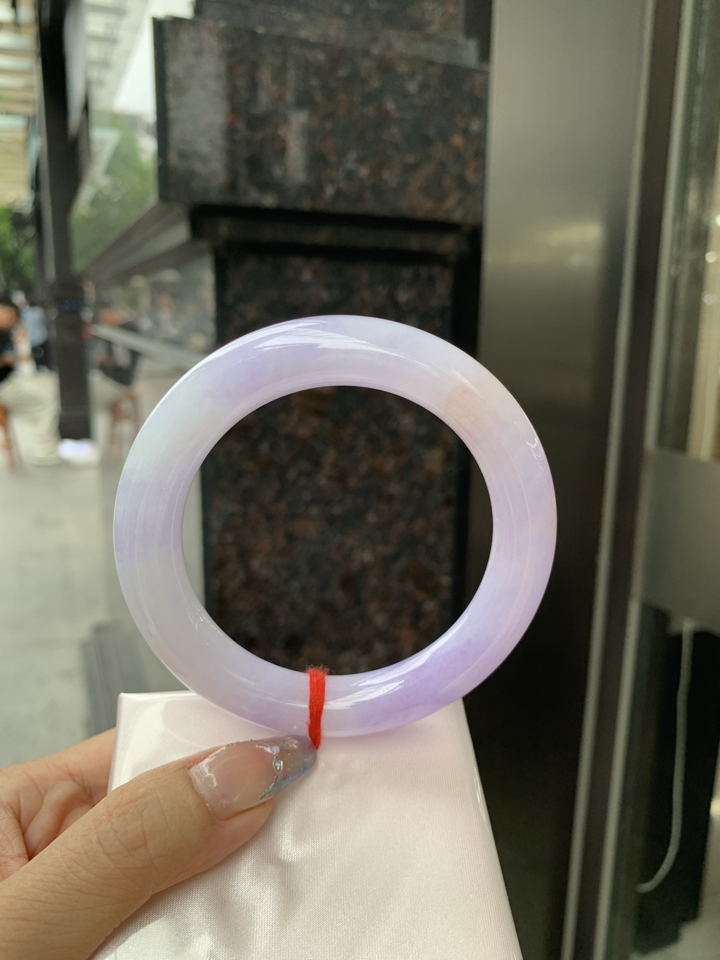 圆条 60.8-12-11.6 0509-N668 打灯细纹，底妆水润，一节圈吸睛抢眼，浪漫迷人，仙气飘飘，优雅高贵显气质，感满满，满满底色均匀不失色，不同光线不一样视觉感受