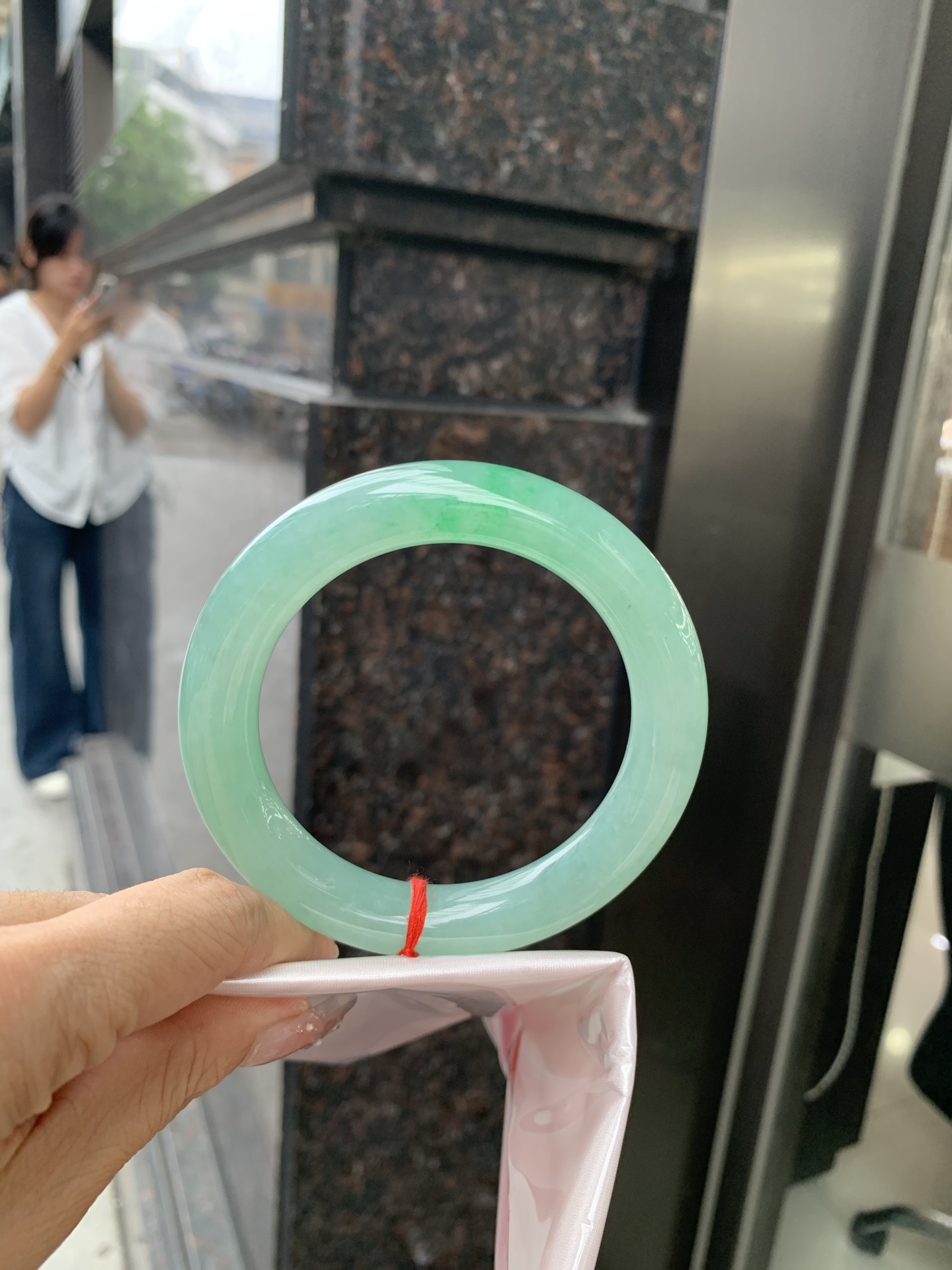 满果绿圆条 60.8-12-12.1 0509-N653 打灯细纹，底妆水润，宛如新鲜的青苹果，充满了生机与活力，满圈底色均匀，上手显白显气质，折射出迷人的光芒