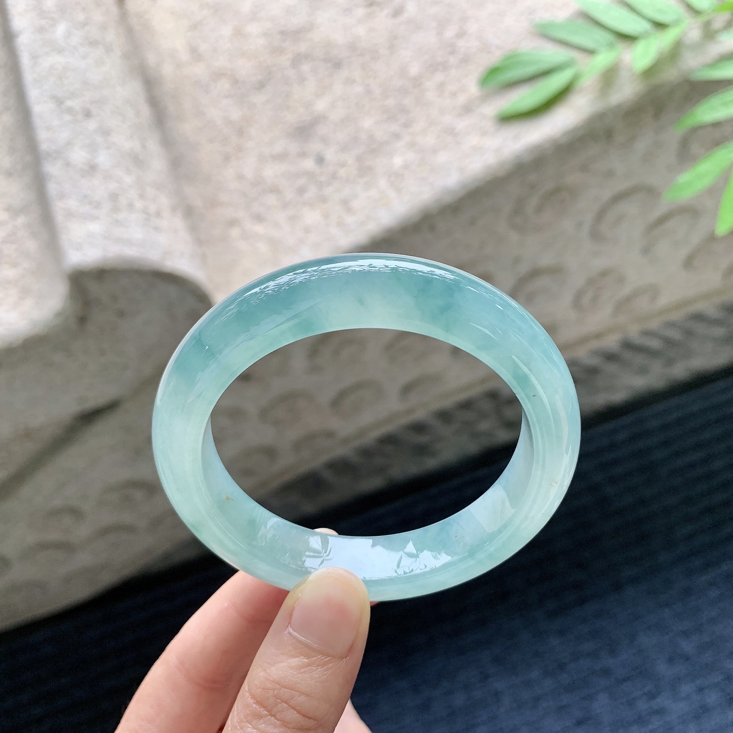 正圈54 55 【圈口】55.8/12.4/9 【编码】FL051025 【描述】冰糯飘花，水润，种老，细腻，打灯有纹线