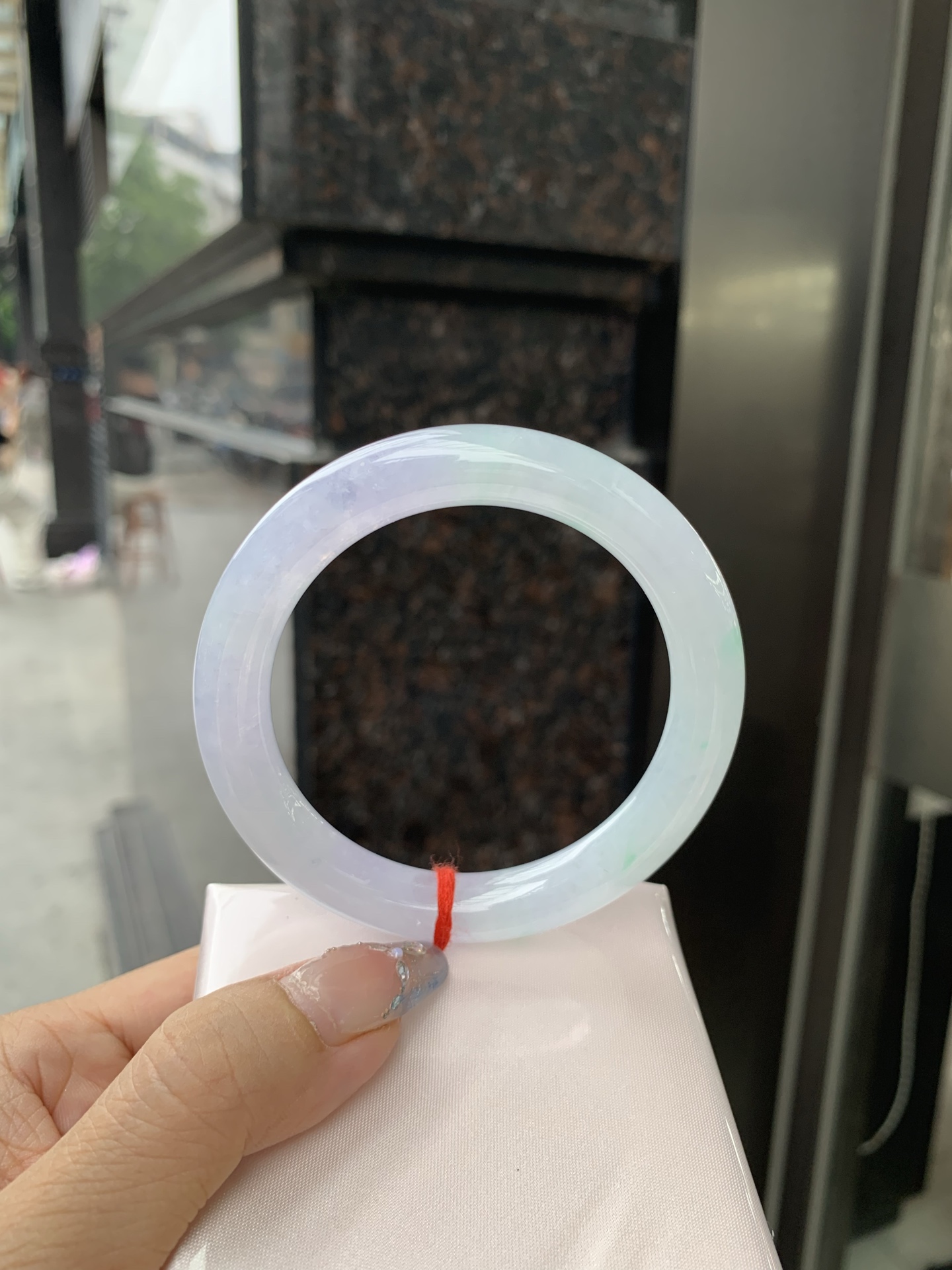 冰淡春彩圆条 0509-N648 打灯冰晶结构，细纹，底妆水润，淡淡粉底色和晴绿底搭配，如春天的繁华。在岁月的长河流转中绽放着独特的魅力，气质温婉而迷人。
