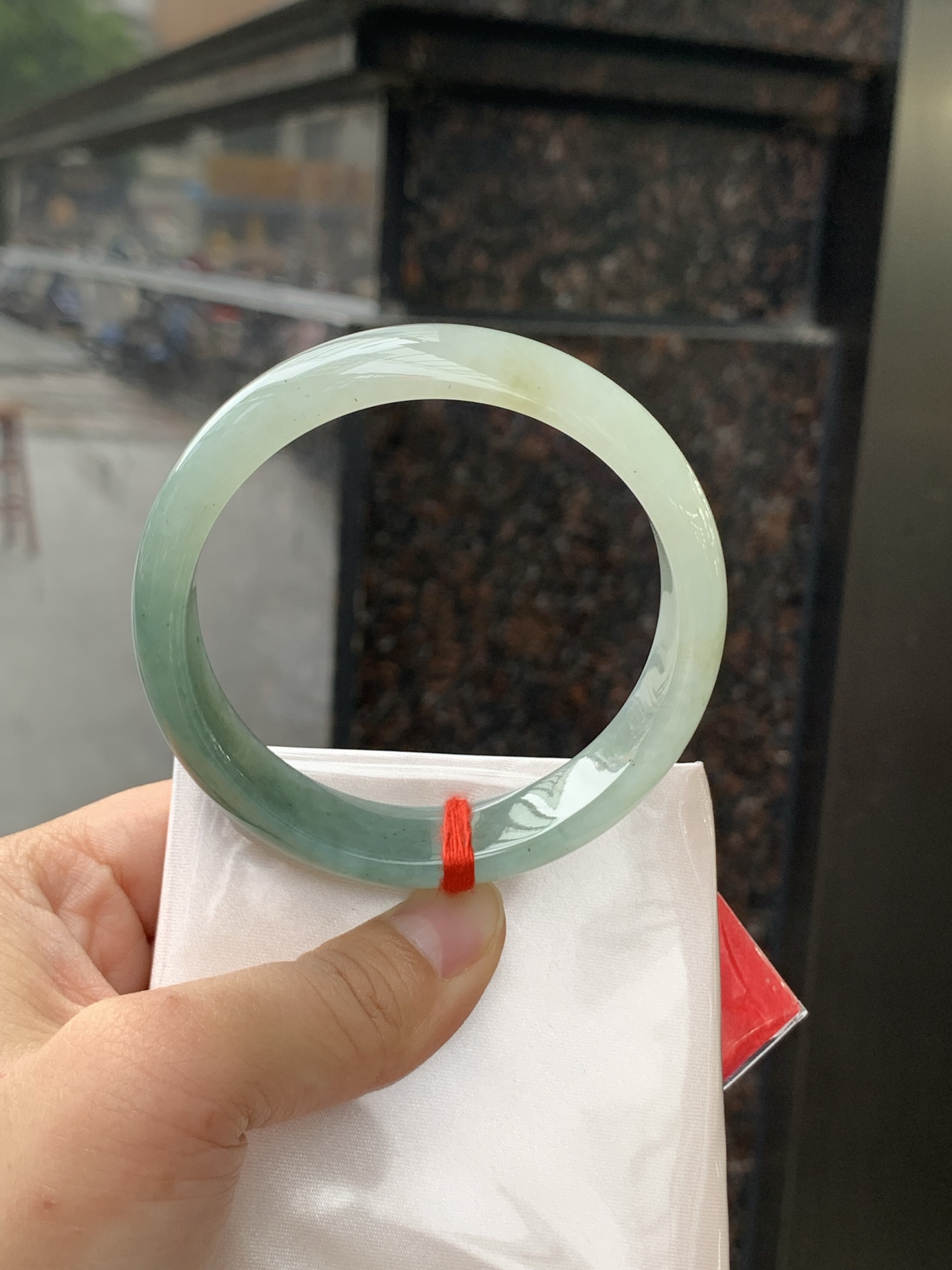 半山水宽版正圈 0509-N470-3 无裂，有矿点，底妆水润，半山半水天然意境，上手不挑皮，自带清冷感，低调不张扬，越看越有味道