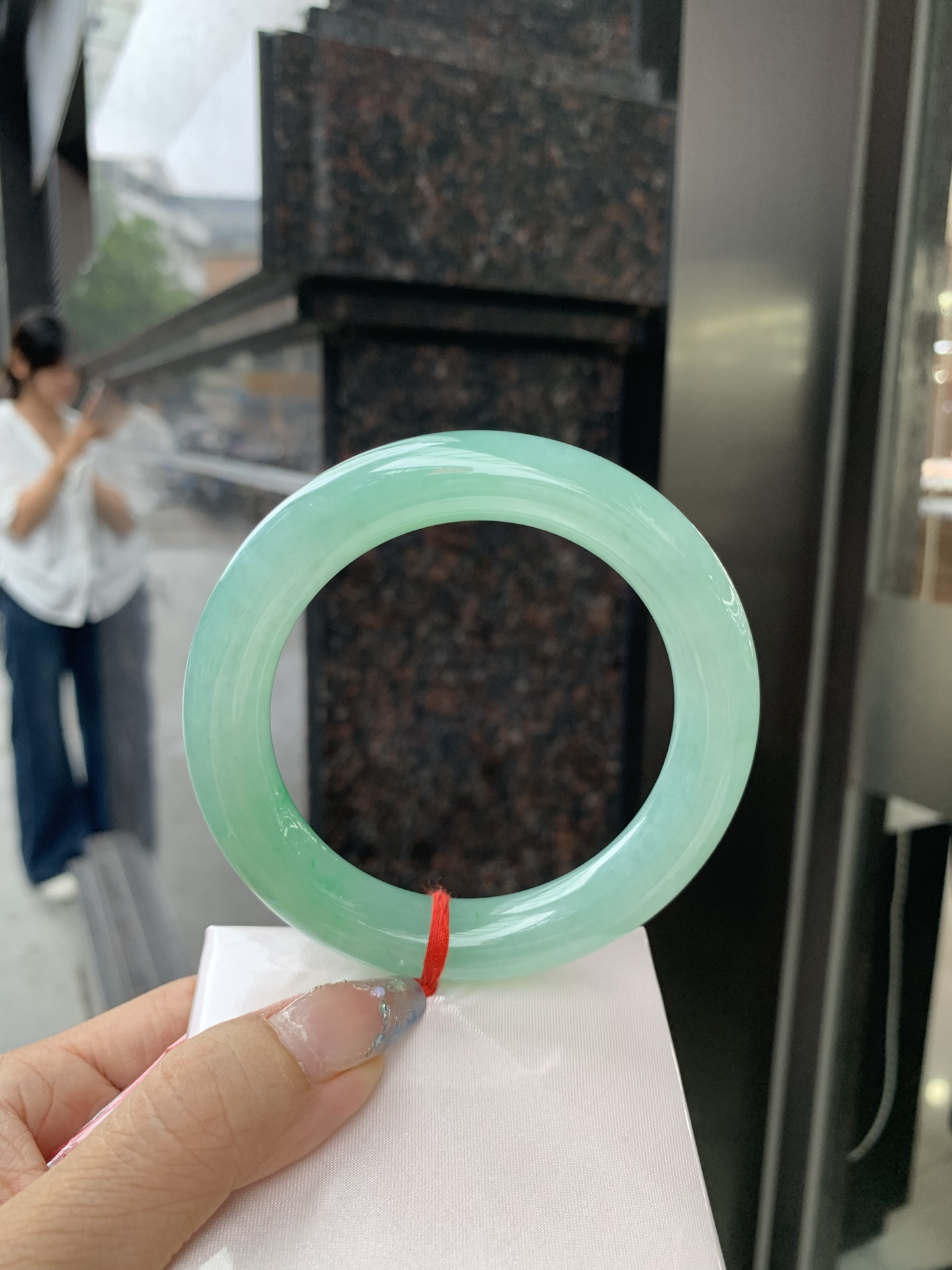 满果绿圆条 60.8-12-12.1 0509-N653 打灯细纹，底妆水润，宛如新鲜的青苹果，充满了生机与活力，满圈底色均匀，上手显白显气质，折射出迷人的光芒