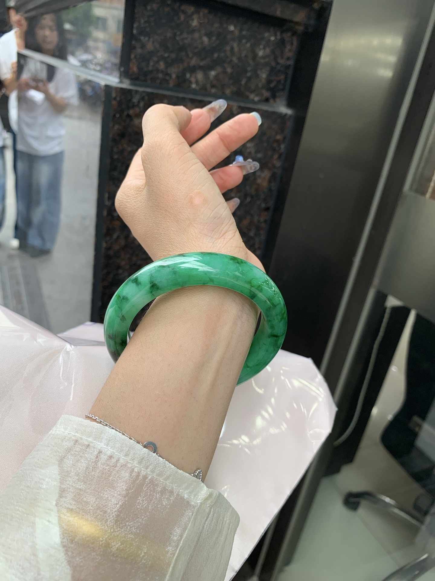 满绿正圈 58.7-10-13.3 0509-N670 打灯细纹，微底妆水润，满圈阳绿鲜艳青翠，色泽均匀分布，举手投足之间散发出来的贵气感