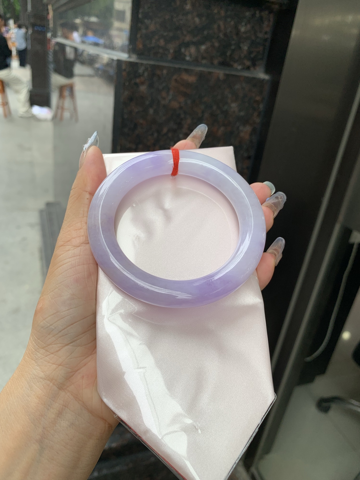 圆条 60.8-12-11.6 0509-N668 打灯细纹，底妆水润，一节圈吸睛抢眼，浪漫迷人，仙气飘飘，优雅高贵显气质，感满满，满满底色均匀不失色，不同光线不一样视觉感受