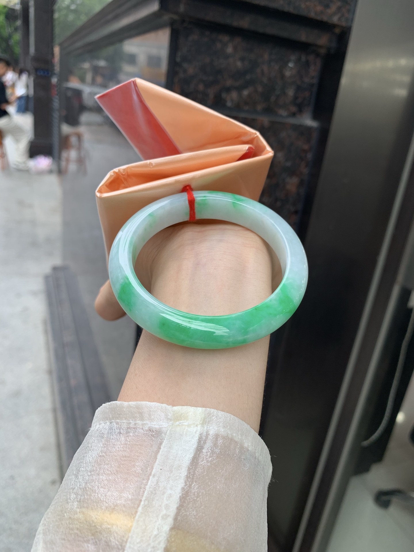 白底青正圈 57-8.4-11.6 0509-N673 打灯细纹，不影响，底妆冰润，半圈阳绿花点缀腕间风华，干净纯净的底色上，一抹翠色肆意流淌，宛如春日里的繁华盛景