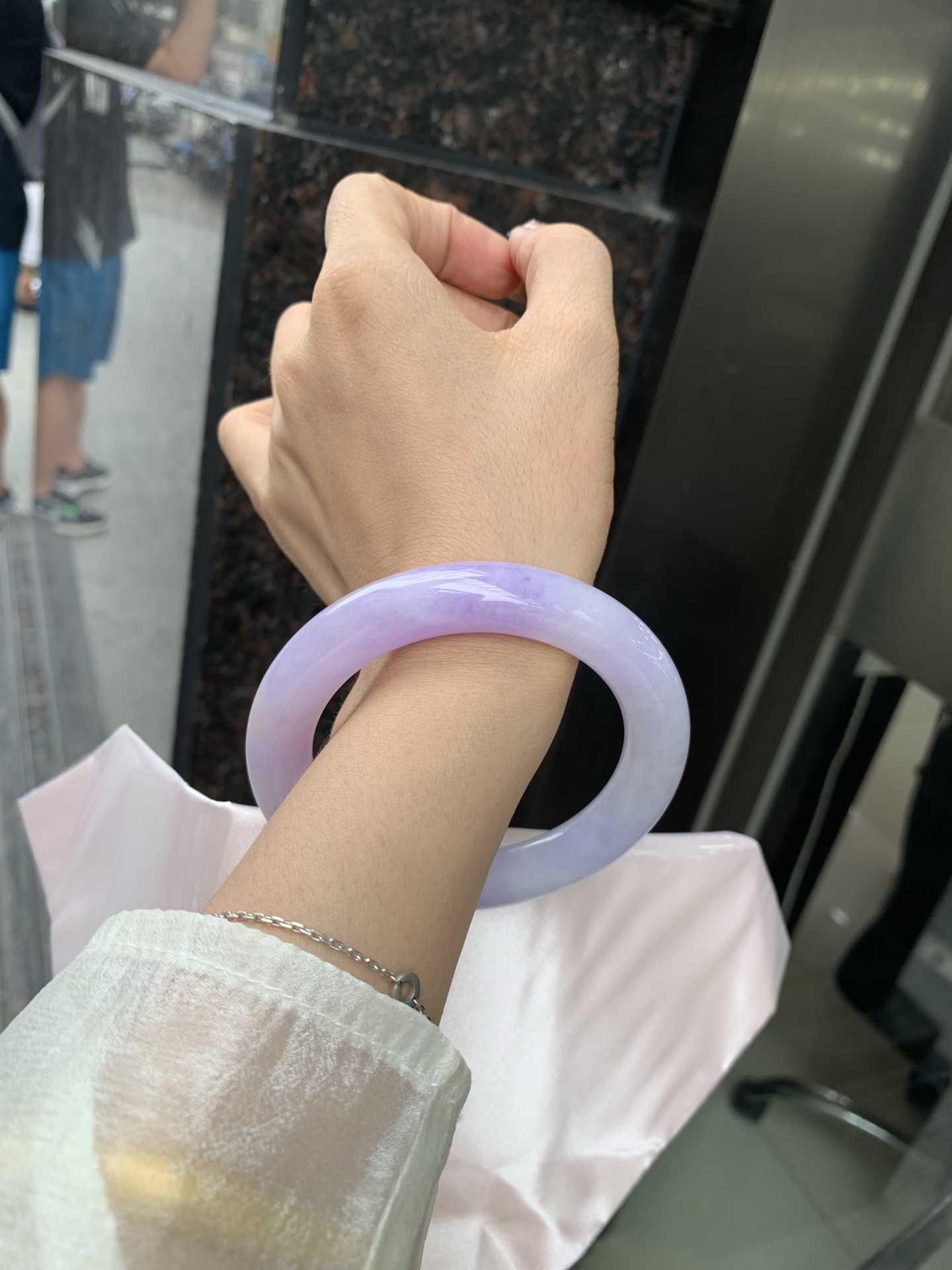 圆条 60.8-12-11.6 0509-N668 打灯细纹，底妆水润，一节圈吸睛抢眼，浪漫迷人，仙气飘飘，优雅高贵显气质，感满满，满满底色均匀不失色，不同光线不一样视觉感受