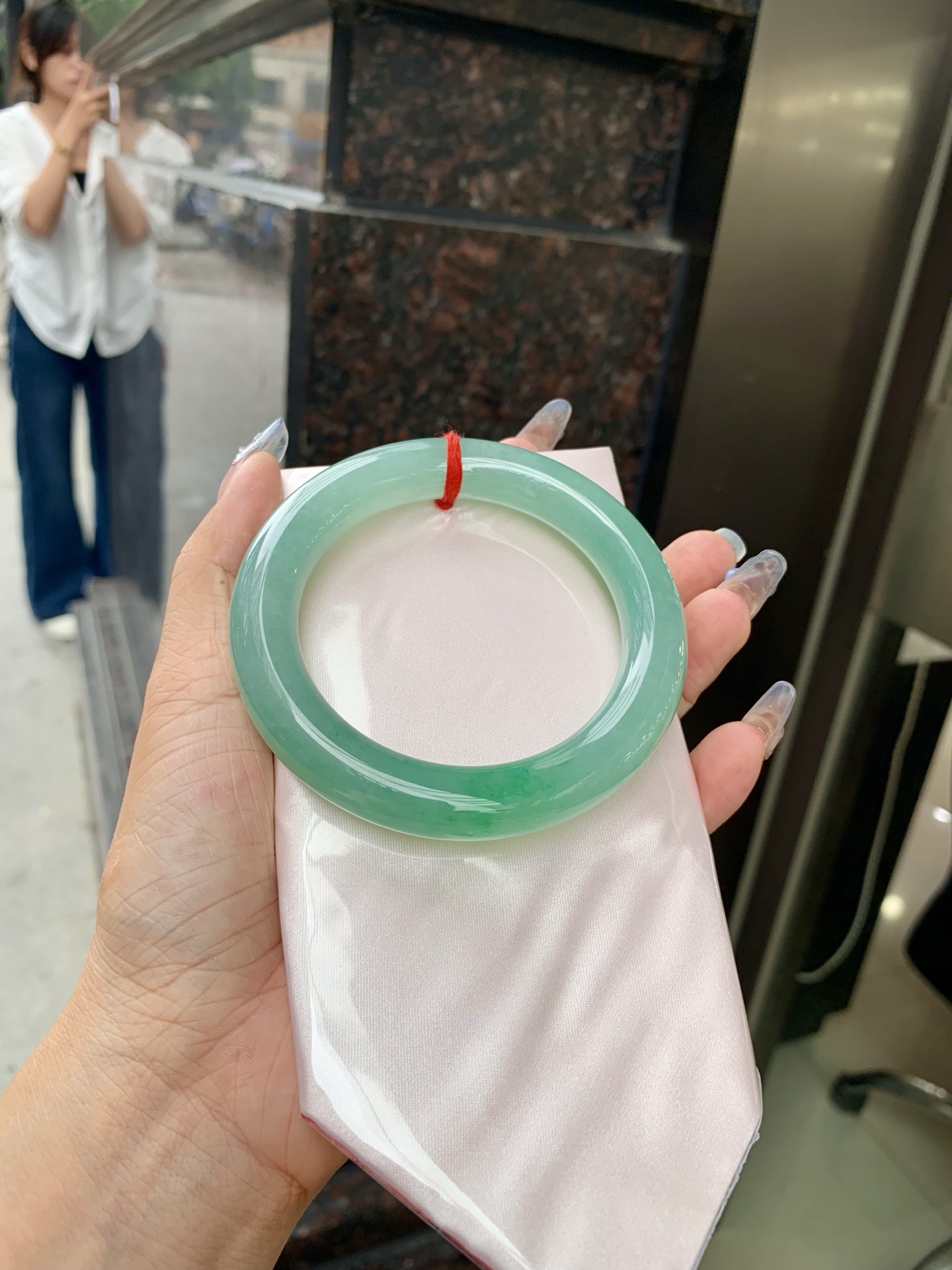 满果绿圆条 60.8-12-12.1 0509-N653 打灯细纹，底妆水润，宛如新鲜的青苹果，充满了生机与活力，满圈底色均匀，上手显白显气质，折射出迷人的光芒