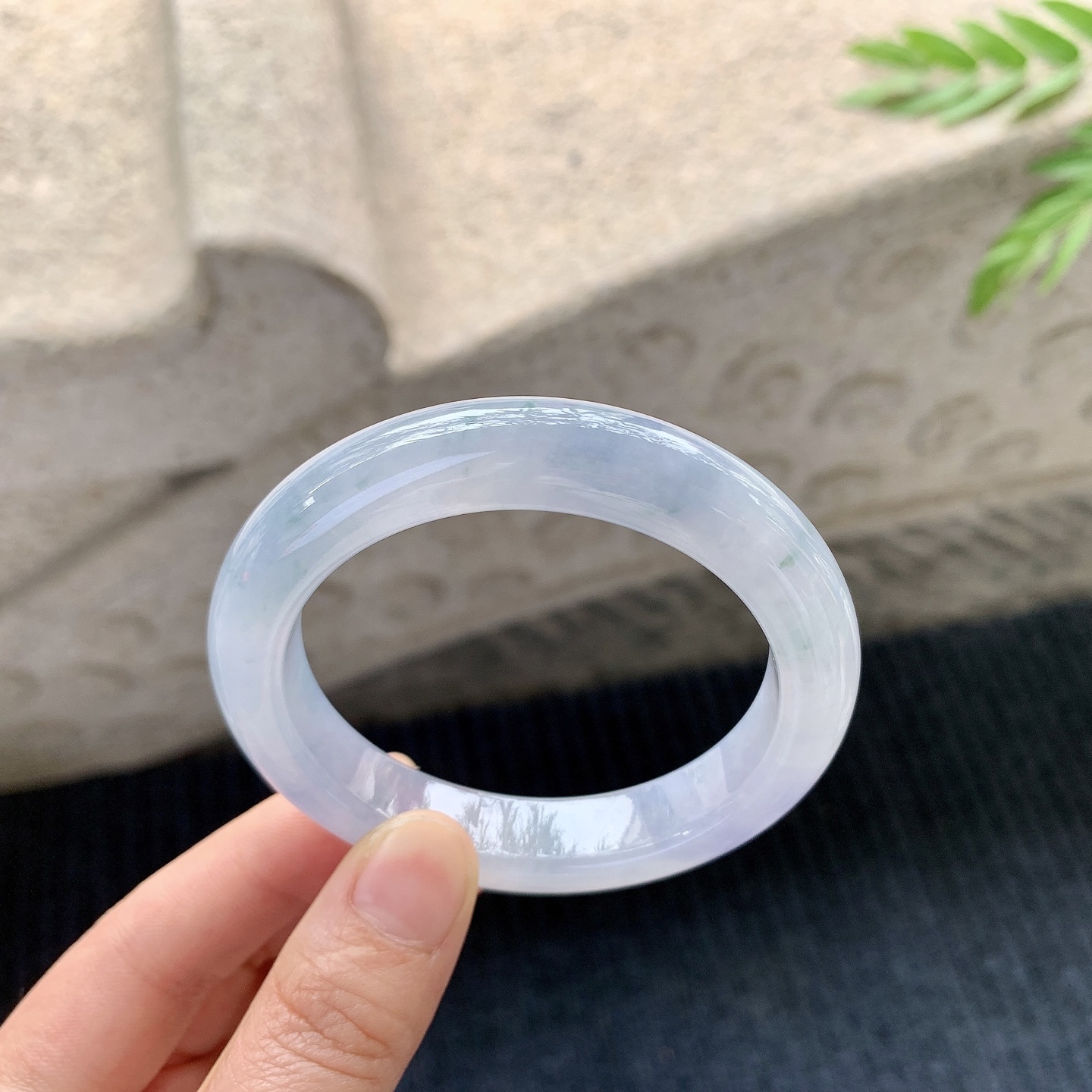 正圈52 53 【圈口】53.8/11/9 【编码】C5050281 【描述】冰糯，水润，种老，细腻，打灯有絮线