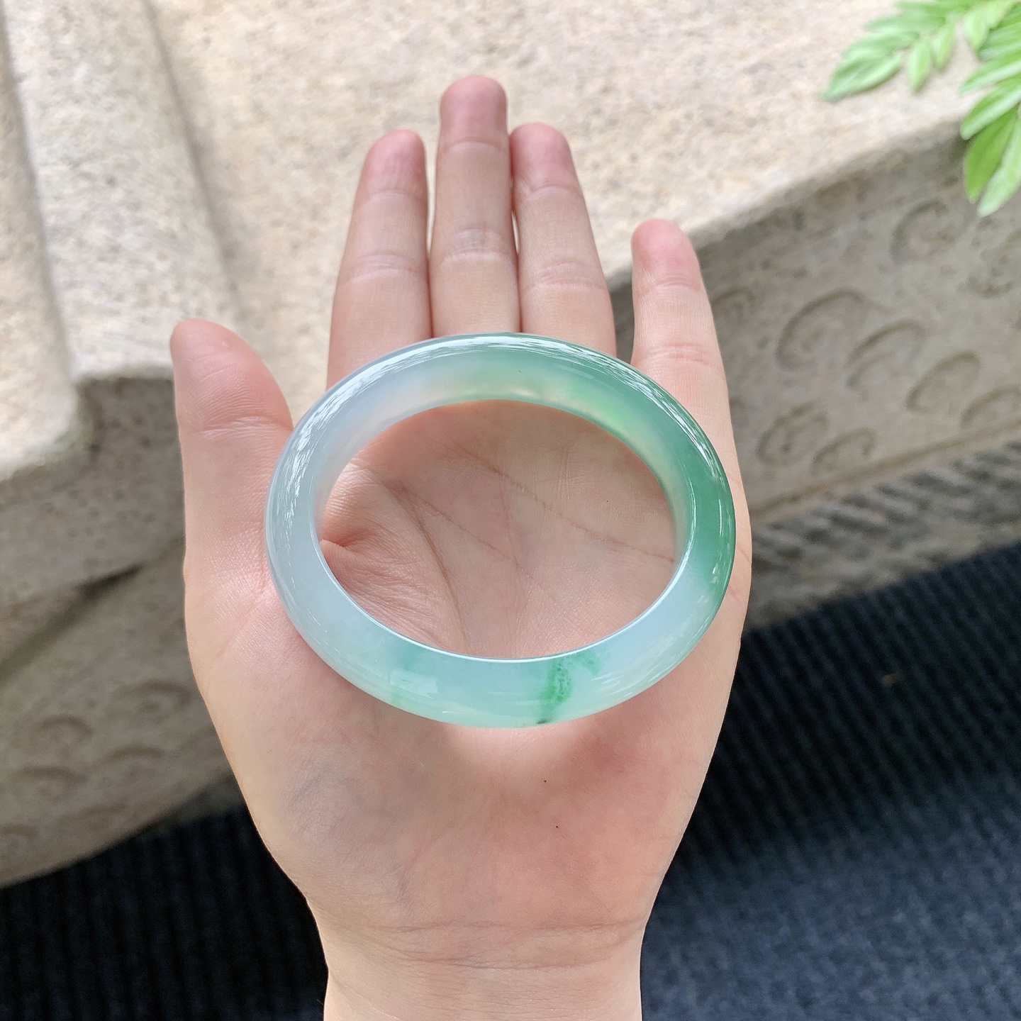 贵妃53 54 圈口54/46.8/13/8 编码A1051023 描述糯冰晴绿，水润，种老，细腻，