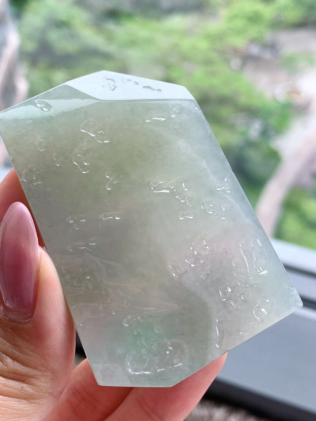 🫧 冰黄加绿/牌子料/片料/板料/特色料 可做牌子、人物、山水、动物、花件……等推荐参考 68.1-46.3-9.2 73.4克 材料优选 · 山光凝浅黛，水色映晴岚。 ·这方冰种晴底翡翠片料，如凝住了一汪春日山涧的浅流，清润通透的玉质上，几缕淡绿似山影、似波光，在浅淡底色间晕染开来，自带朦胧柔美的清和气韵。它种老肉细、水头充盈，经玉雕师巧手雕琢，可化为一方素雅的平安无事牌，以素面呈现这份天然之美，寓意岁月静好、平安顺遂；也可雕琢成简约的山水或禅意题材，尽显温润雅致的气质，象征心境澄明、自在无忧。