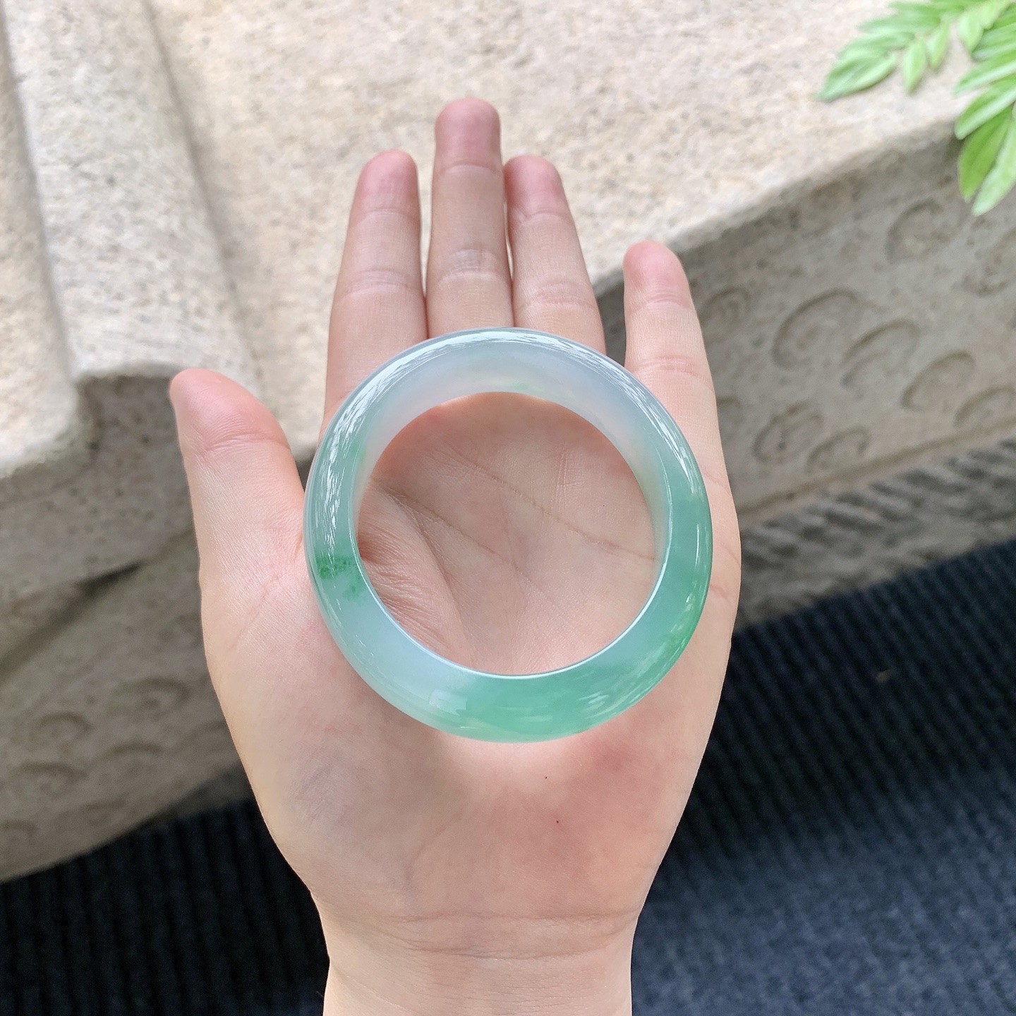 贵妃53 54 圈口54/46.8/13/8 编码A1051023 描述糯冰晴绿，水润，种老，细腻，打灯有棉线