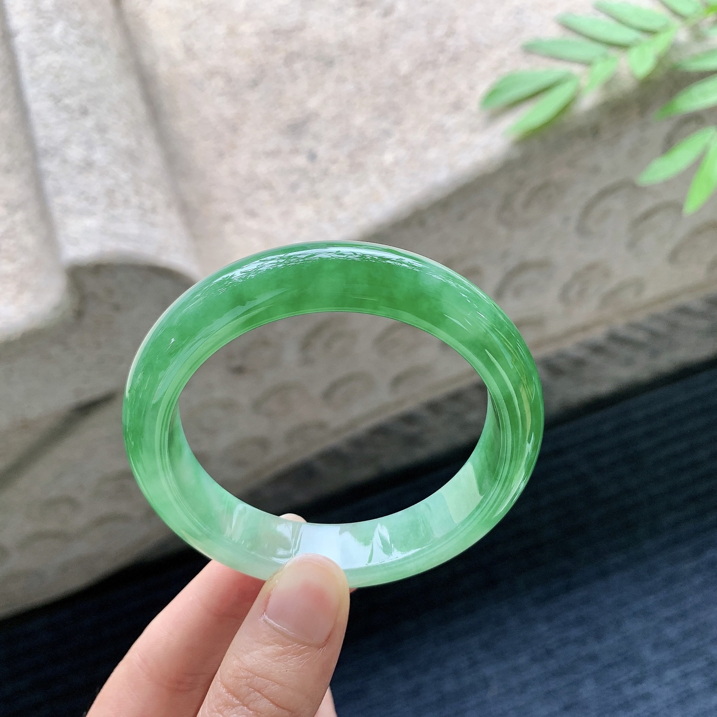 正圈53 54 圈口54.5/12.5/8.3 编码A1051016 冰糯辣绿，水润，种老，细腻，无裂