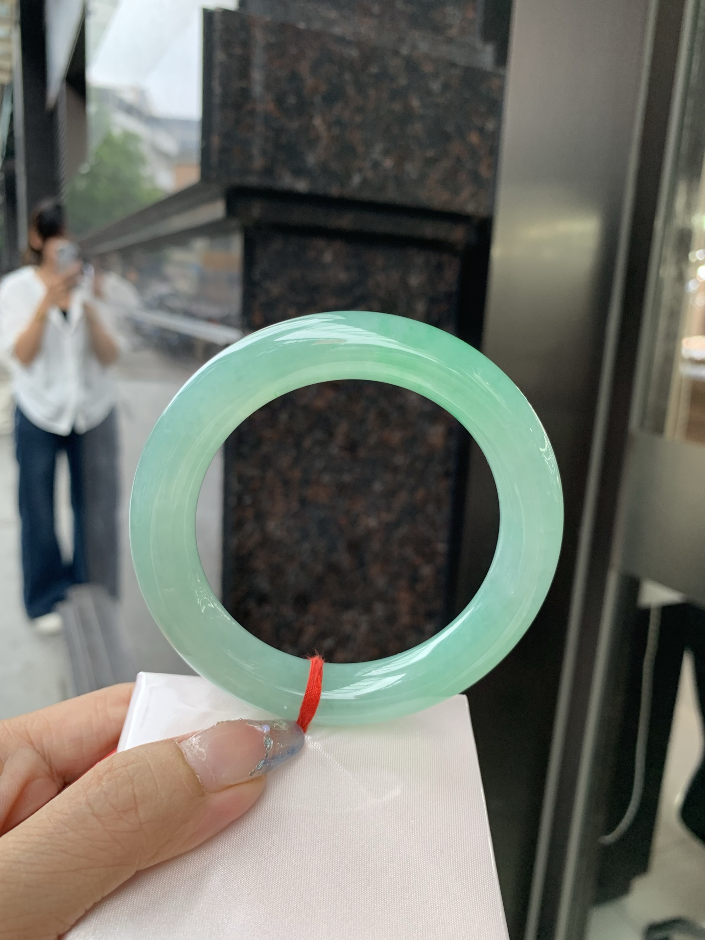 满果绿圆条 60.8-12-12.1 0509-N653 打灯细纹，底妆水润，宛如新鲜的青苹果，充满了生机与活力，满圈底色均匀，上手显白显气质，折射出迷人的光芒