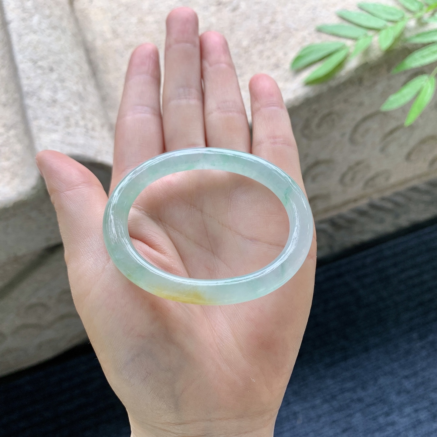 贵妃50 51 圈口51.3/40.5/7.4/7 编码MN051021 描述冰糯黄加绿，水润，种老，细腻，无裂