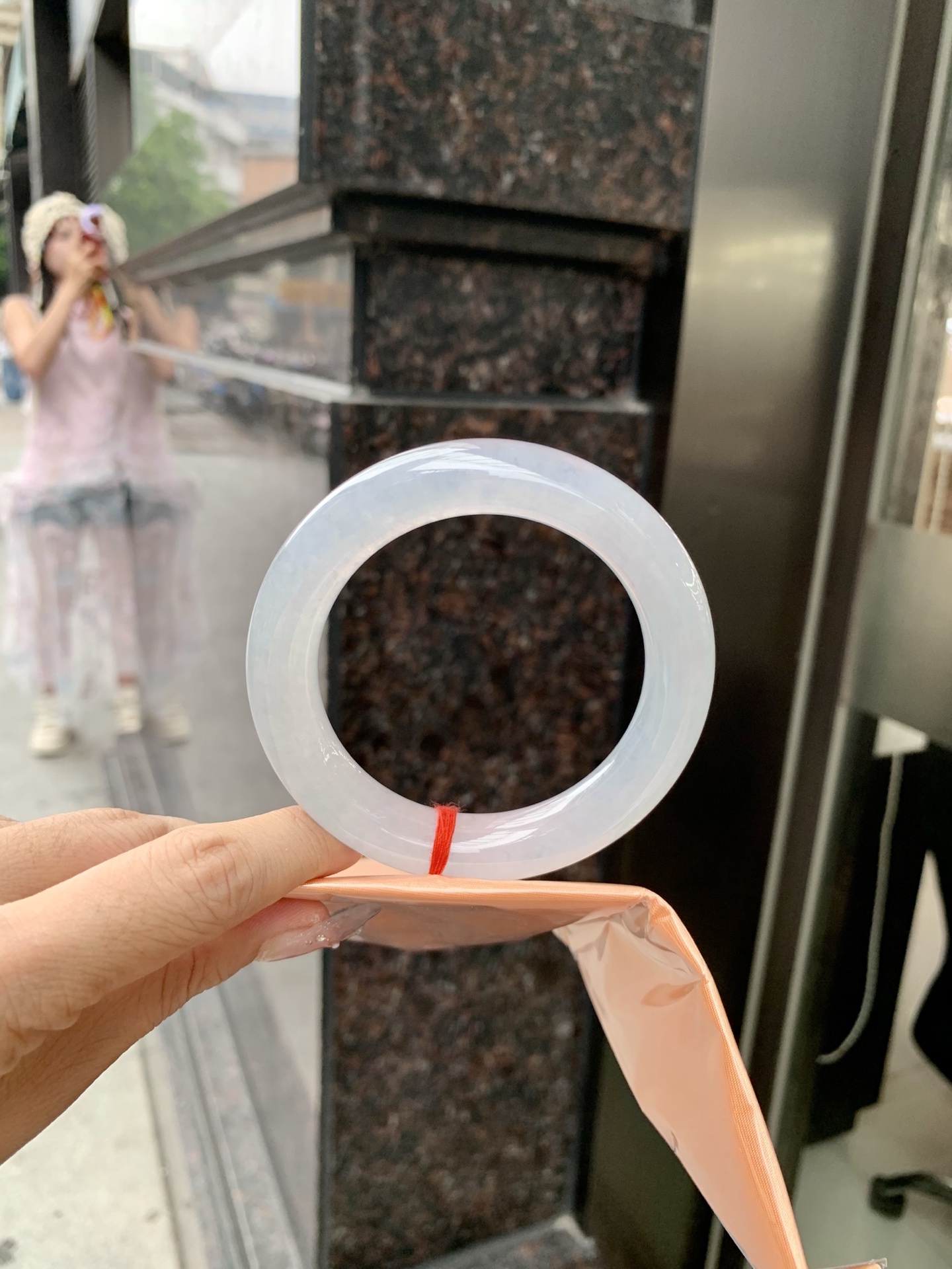 白冰圆条 57.7-11.9-12.2 0509-N470-1 无裂，底妆冰润，一腕清透，不挑肤色年龄，时尚简约，无色亦动人