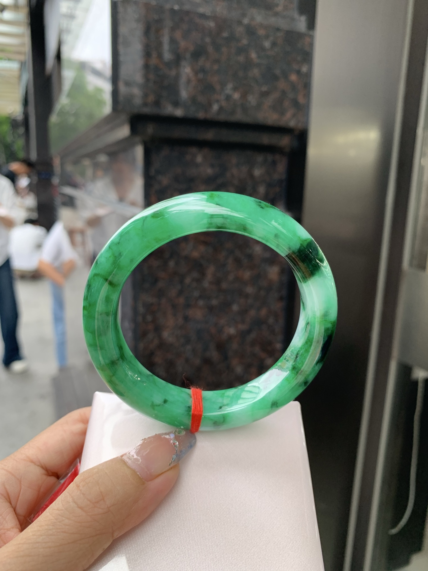 满绿正圈 58.7-10-13.3 0509-N670 打灯细纹，微底妆水润，满圈阳绿鲜艳青翠，色泽均匀分布，举手投足之间散发出来的贵气感