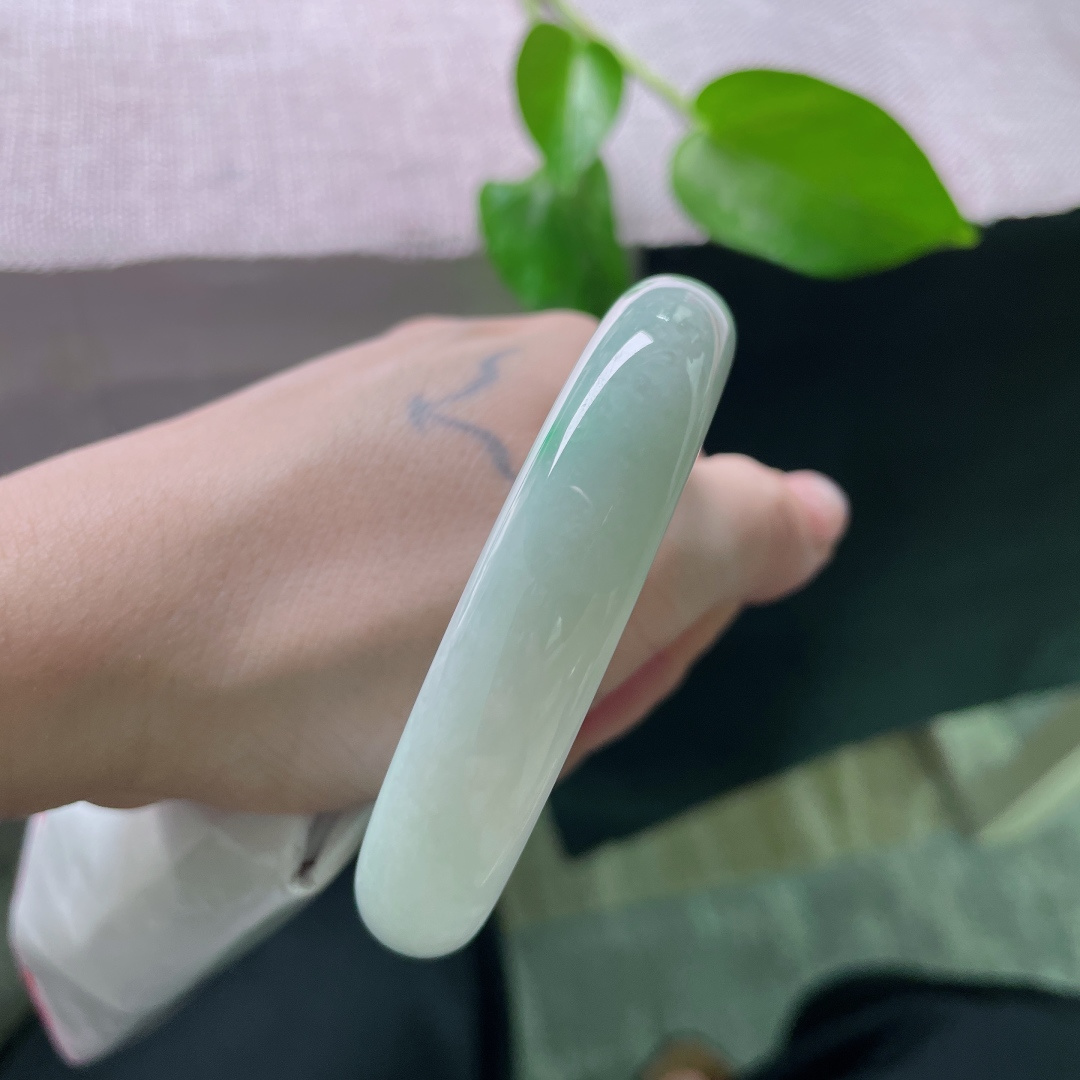 57.8/13.2/8.8飘绿正圈，水润细腻，婉间温柔，大方，有纹 ss51414a