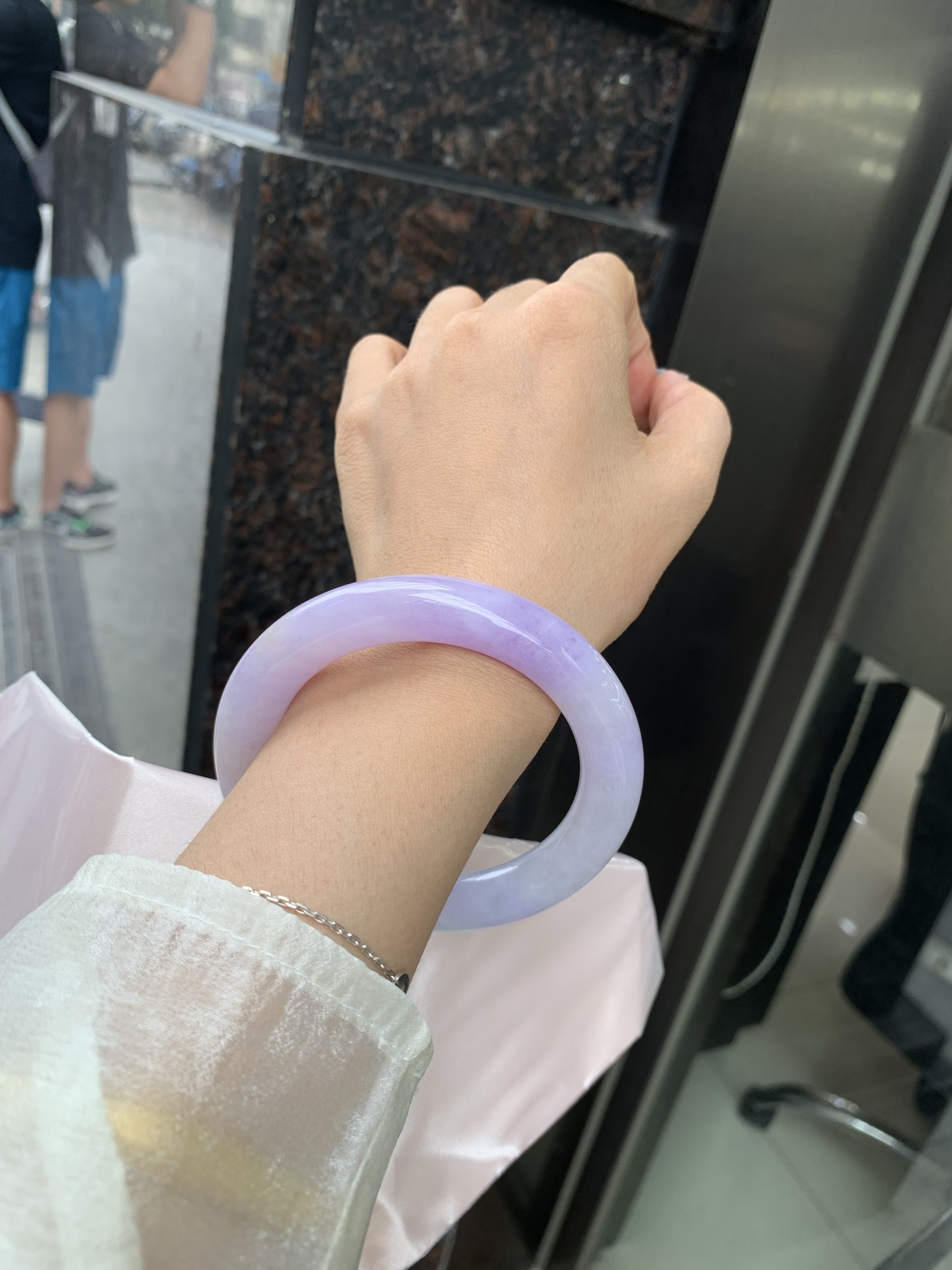 圆条 60.8-12-11.6 0509-N668 打灯细纹，底妆水润，一节圈吸睛抢眼，浪漫迷人，仙气飘飘，优雅高贵显气质，感满满，满满底色均匀不失色，不同光线不一样视觉感受