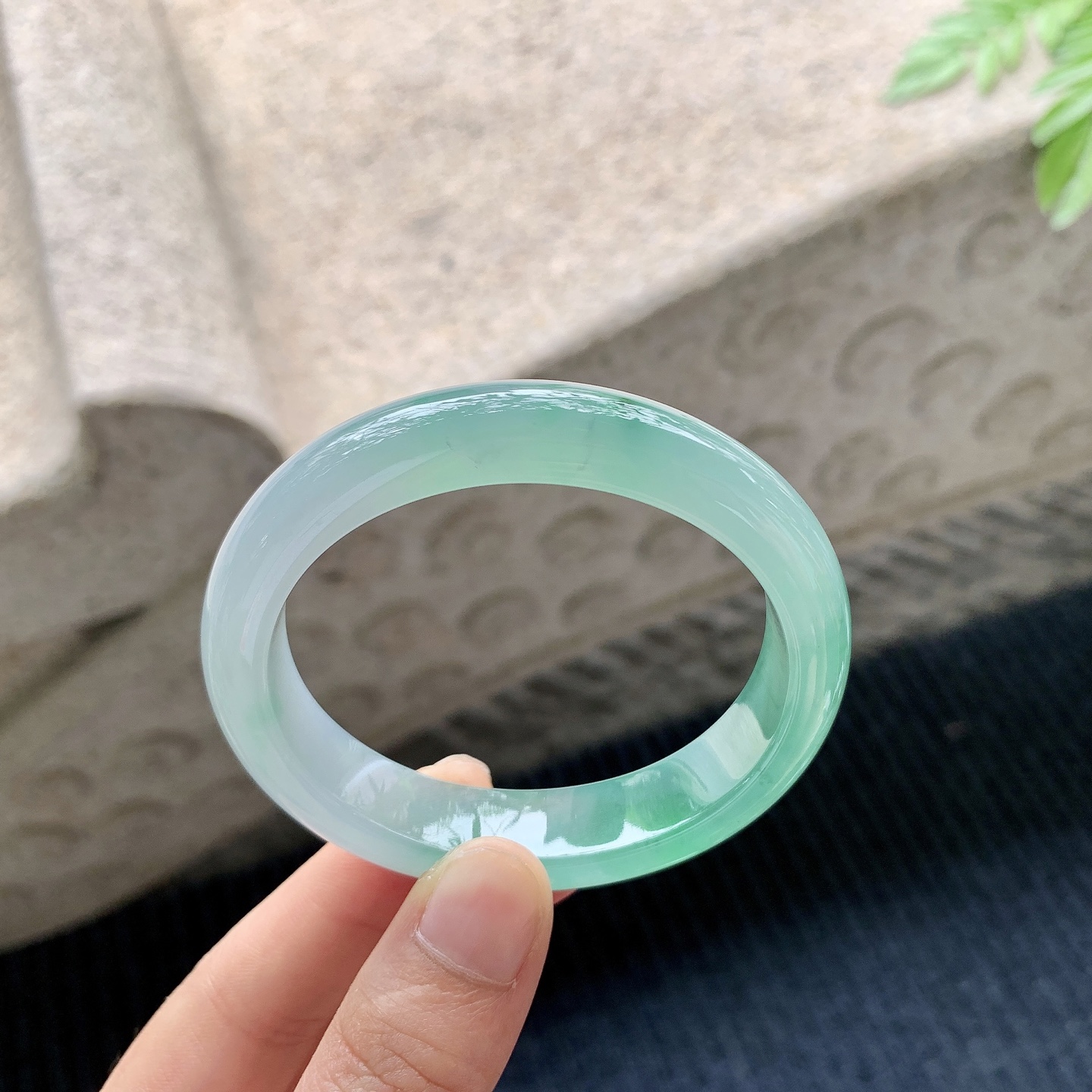 贵妃53 54 圈口54/46.8/13/8 编码A1051023 描述糯冰晴绿，水润，种老，细腻，打灯有棉线