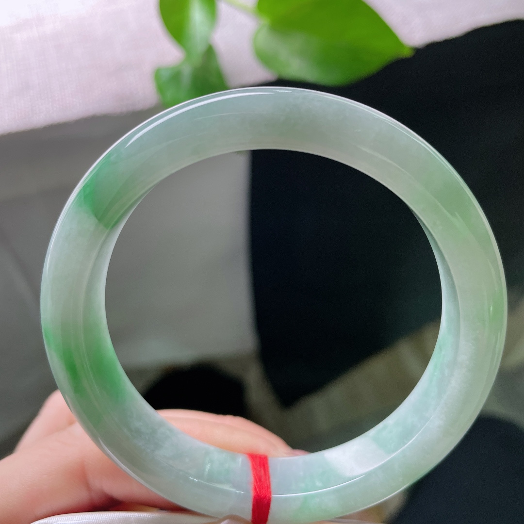 飘绿正圈，水润，细腻，是玉的呼吸，也是岁月的诗，有纹，ss52549a