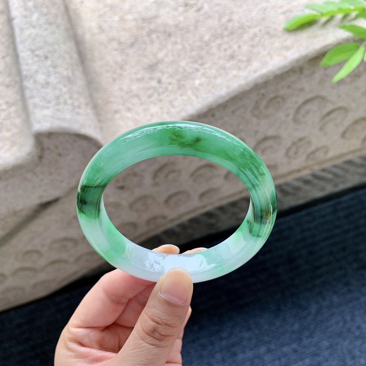 正圈58 59 圈口58.7/13.2/9.1 编码T1050917 描述糯冰飘辣绿，种老，细腻，无裂