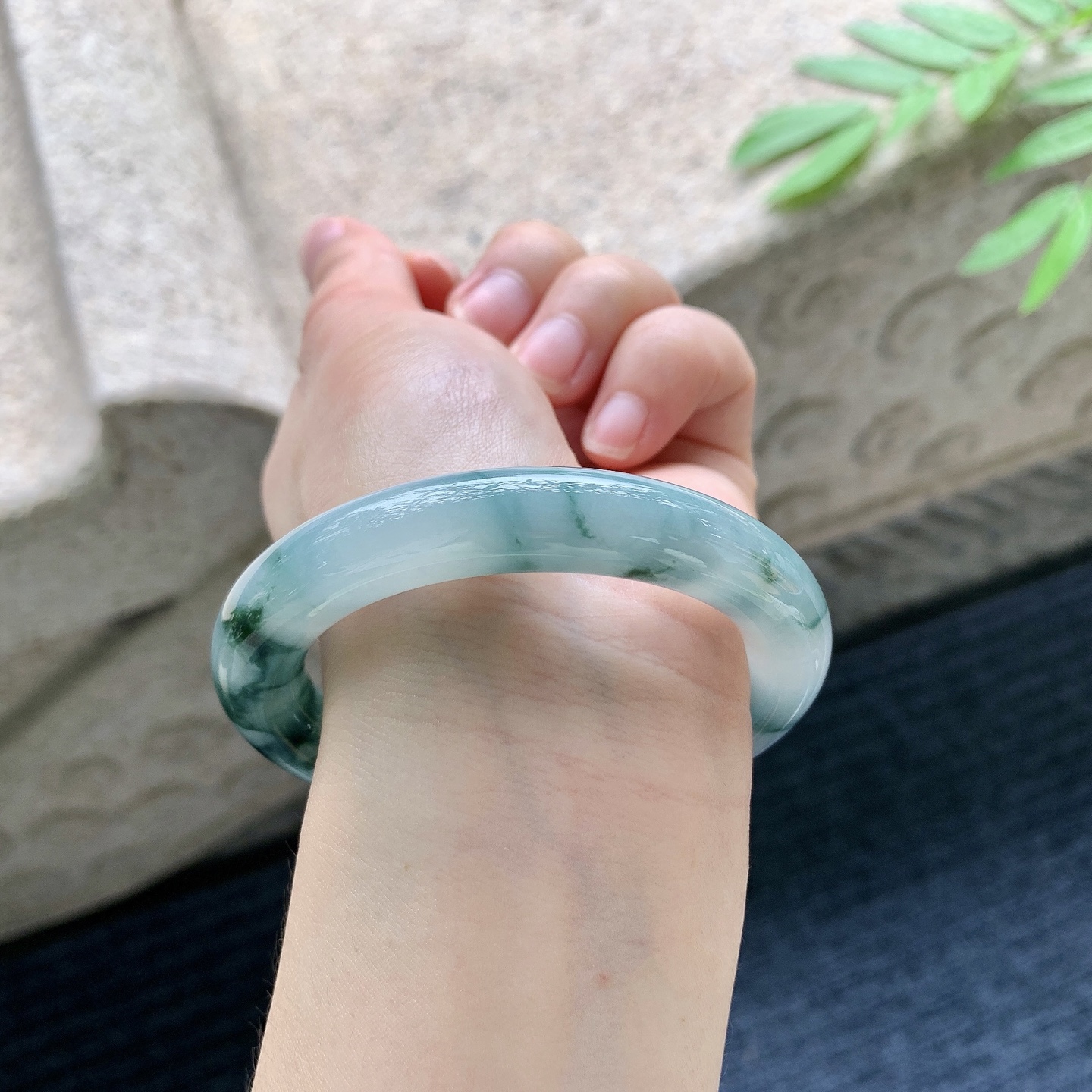 圆条53 54 圈口54.3/10.6/10.8 编码A1051019 细糯飘花，水润，种老，细腻，无裂