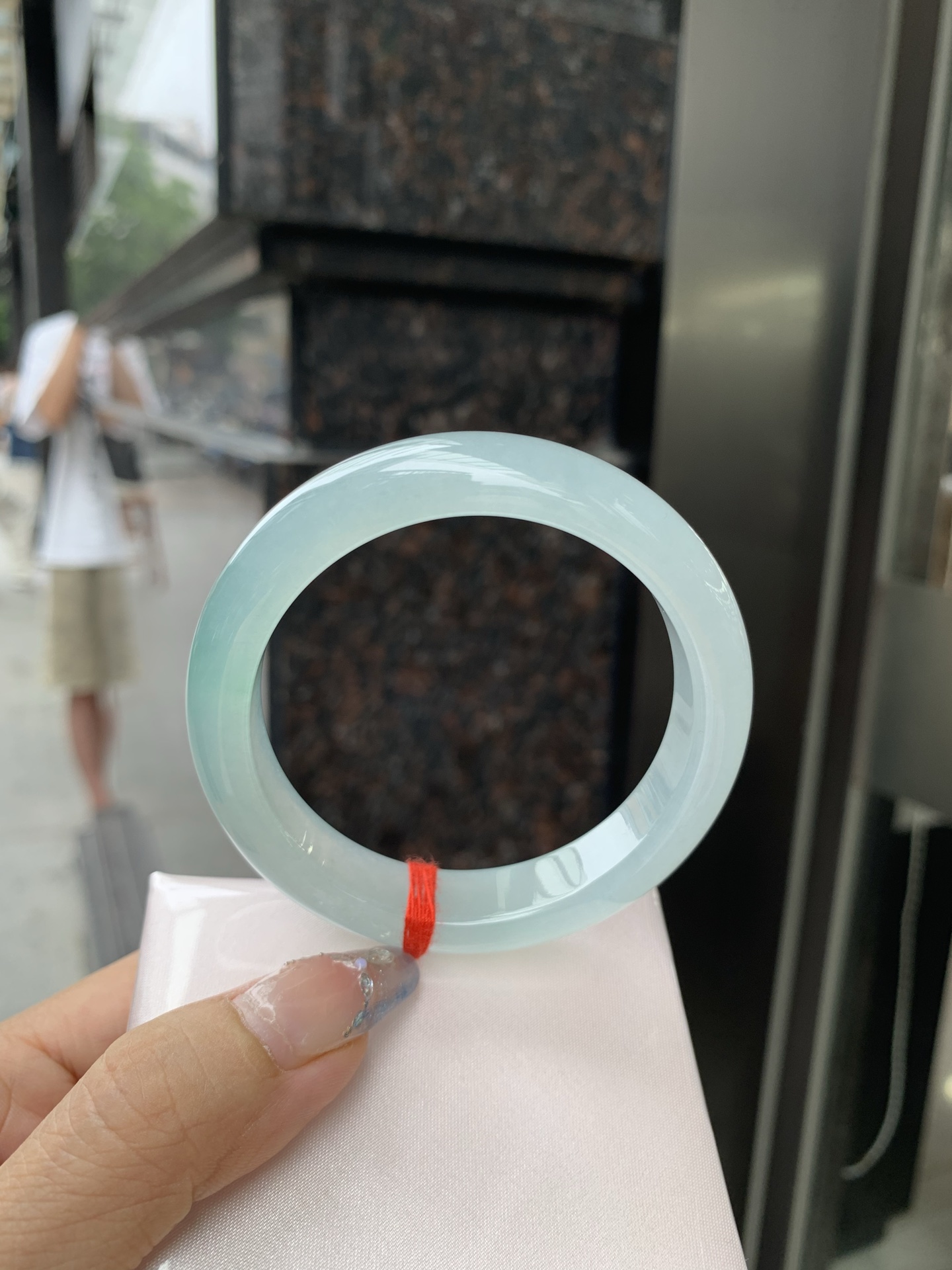 底妆冰润清透，飘你一抹金丝绿花，鲜艳得像新冒头的嫩芽，灵动清新，即柔和又充满生机。
