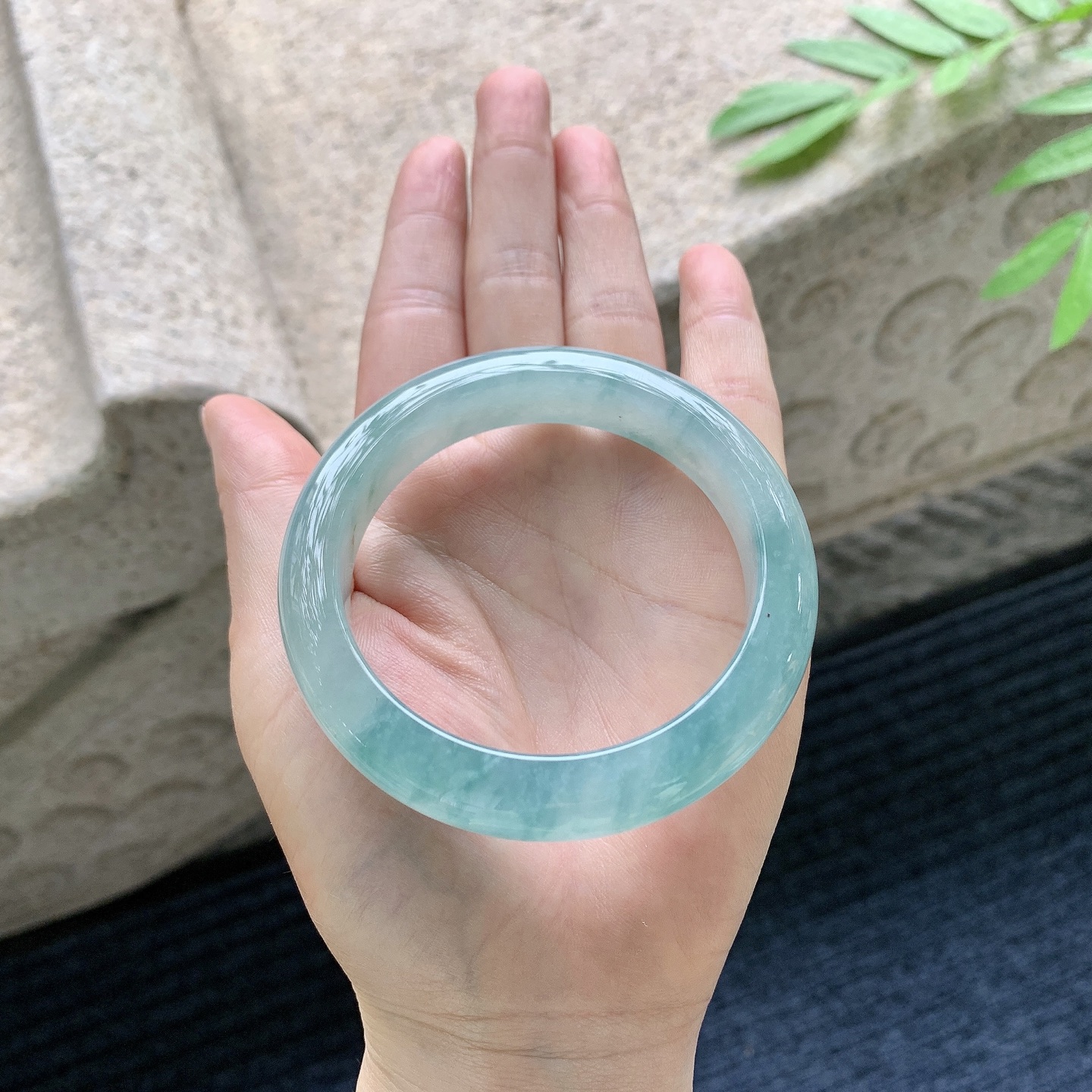 正圈54 55 【圈口】55.8/12.4/9 【编码】FL051025 【描述】冰糯飘花，水润，种老，细腻，打灯有纹线