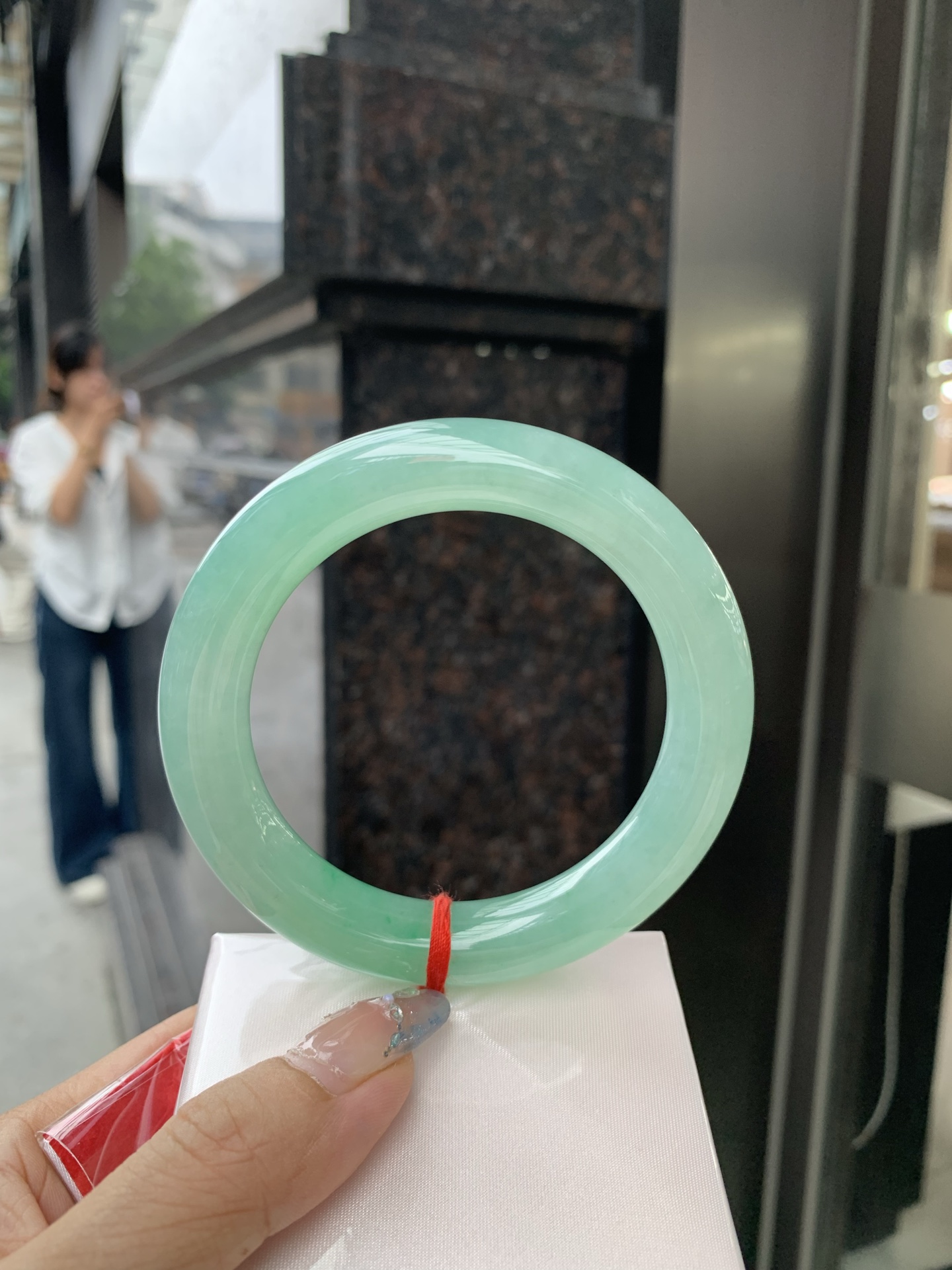 满果绿圆条 60.8-12-12.1 0509-N653 打灯细纹，底妆水润，宛如新鲜的青苹果，充满了生机与活力，满圈底色均匀，上手显白显气质，折射出迷人的光芒